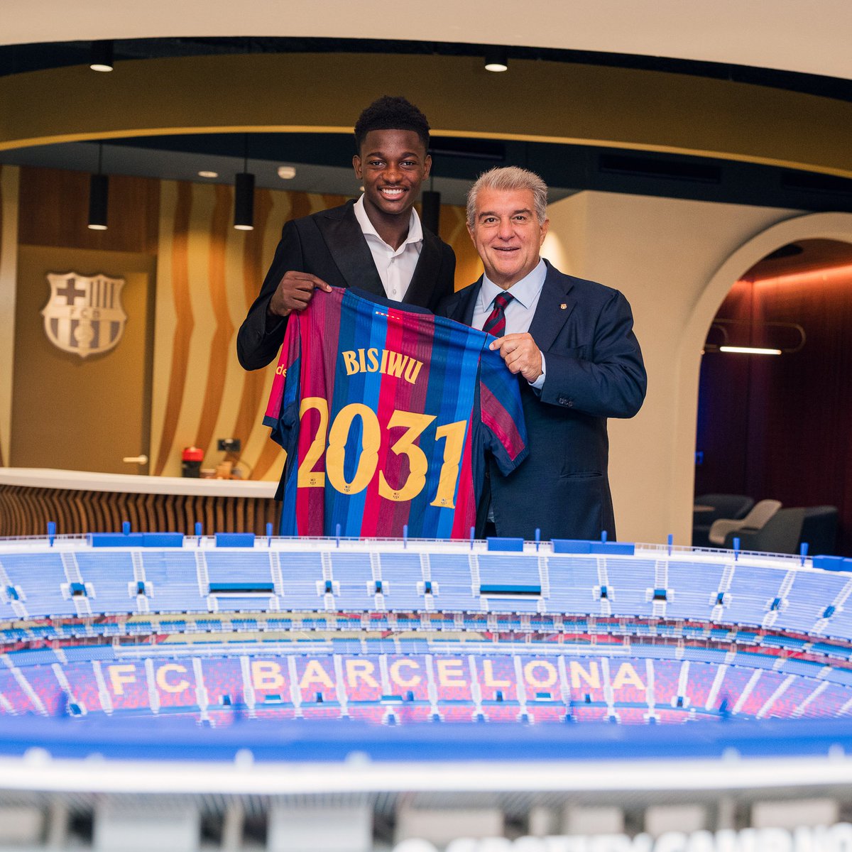 FCBarcelona_es's tweet photo. Nuevo hogar. Nuevo reto. ✨ https://t.co/3D4nympEzC