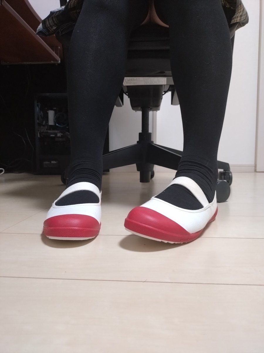 daigo_nakai's tweet photo. ムンスタの上履き、赤のTefカラーを履いた智香。

#上履き
#uwabaki
#plimsolls https://t.co/JHZEj3x2i8