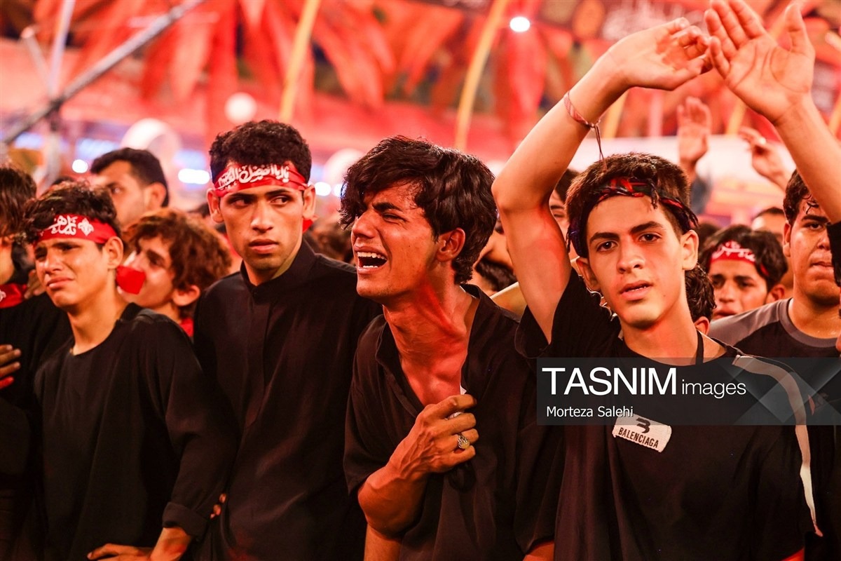 mansoureja4722's tweet photo. در کنار یکی از موکب‌ها، مردی را می‌بینم که با وجود خستگی مفرط، همچنان با لبخند به زائران خدمت می‌کند و در این رفتار او، تمام م��نی ایثار و فداکاری را می‌خوانم که در مکتب امام حسین(ع) آموخته است .
#یالثارات_الحسین
#ملت_حسینی https://t.co/N58oibl53S