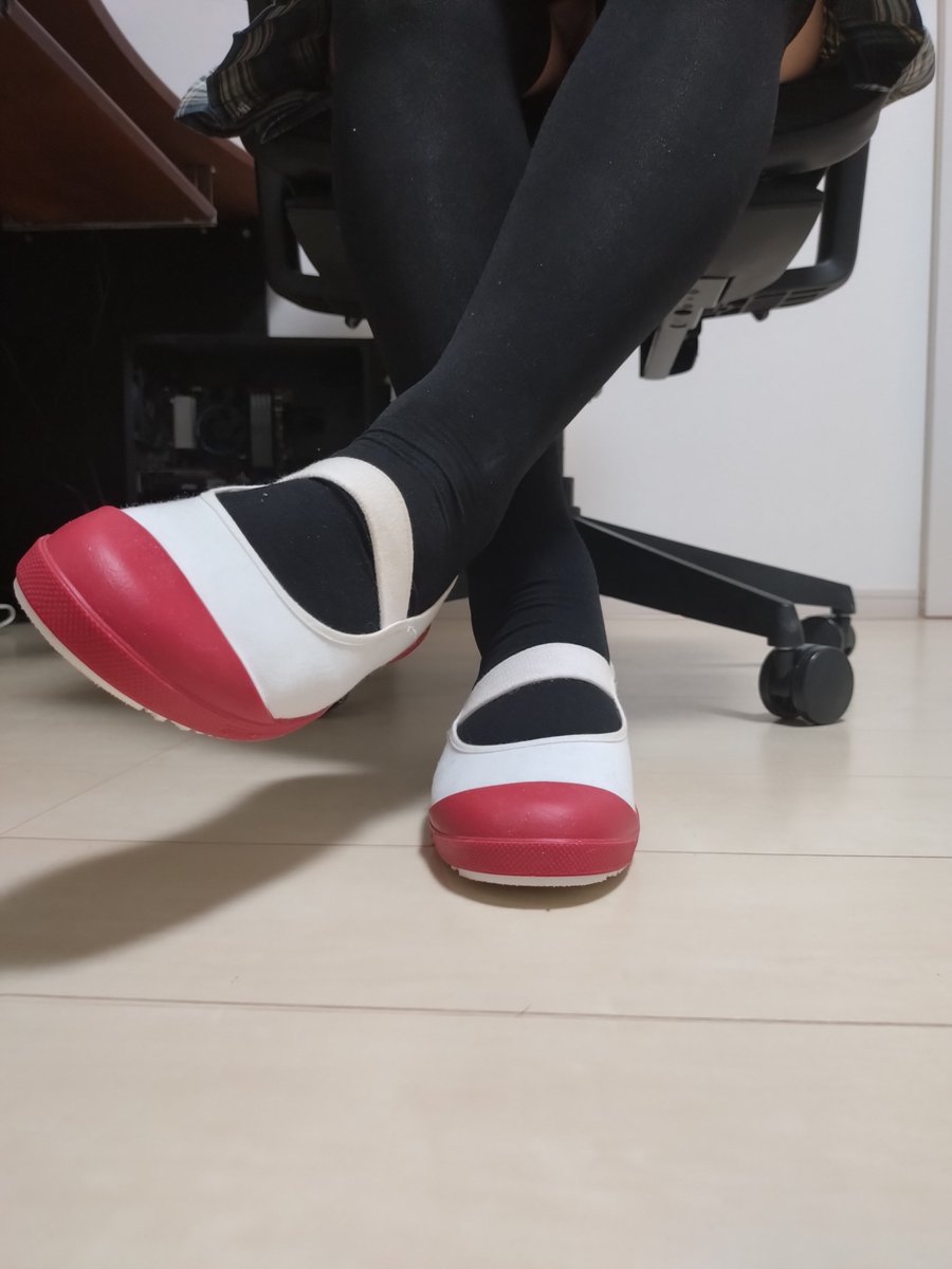 daigo_nakai's tweet photo. ムンスタの上履き、赤のTefカラーを履いた智香。

#上履き
#uwabaki
#plimsolls https://t.co/JHZEj3x2i8