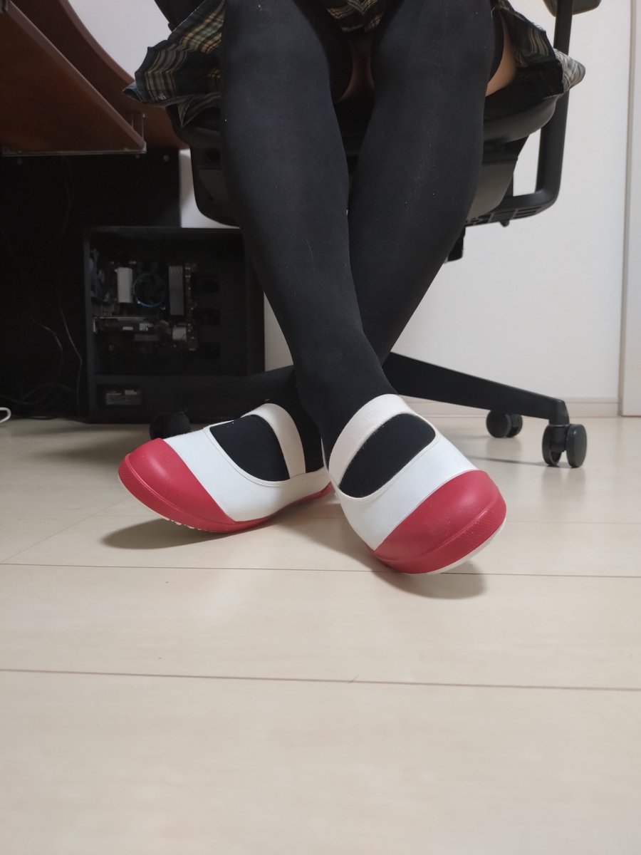 daigo_nakai's tweet photo. ムンスタの上履き、赤のTefカラーを履いた智香。

#上履き
#uwabaki
#plimsolls https://t.co/JHZEj3x2i8