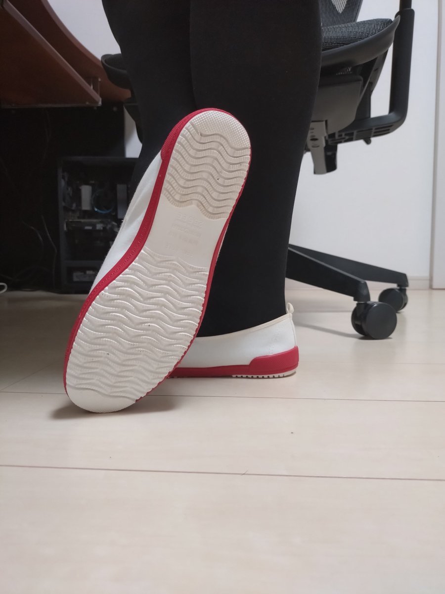 daigo_nakai's tweet photo. ムンスタの上履き、赤のTefカラーを履いた智香。

#上履き
#uwabaki
#plimsolls https://t.co/JHZEj3x2i8