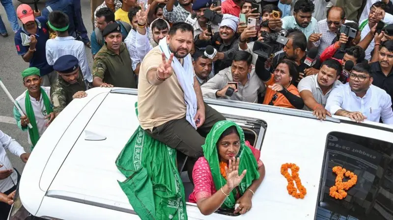 askrajeshsahu's tweet photo. प्रशांत किशोर की जीत के बाद आरजेडी के अंदर क्या चल रहा है?

बीबीसी के इस सवाल पर आरजेडी के एक वरिष्ठ नेता नाम न छापने की शर्त पर कहते हैं, "पार्टी इस तरह से अलग थलग पड़ जाएगी. तेजस्वी जो पॉलिटिकल लाइन ले रहे हैं उसमें मैच्योरिटी का अभाव है."

"आरजेडी का कोर वोटर पीके के साथ गया है, अगर वो नहीं जाता तो सीट बीजेपी जीतती. पीके की जीत से आरजेडी विपक्ष की भूमिका में सदन में तो रहेगी लेकिन पब्लिक परसेप्शन में मुख्य विपक्षी पीके ही होगा. पार्टी एक बार ढलान पर गई तो सभांलने की स्थिति नहीं रहेगी."

(ये आज बीबीसी ने छापा है।)