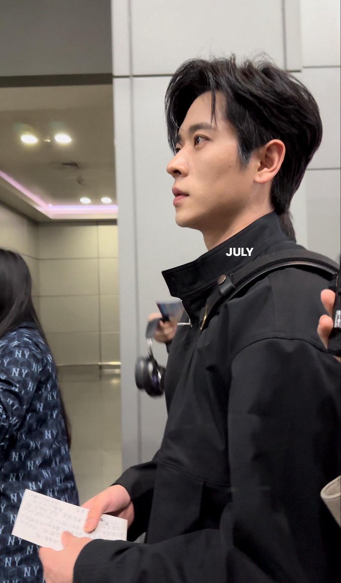 alwaysneul_'s tweet photo. 뢰님 콧대 보면 진짜 같은 사람이 아닌거 같음.. 성형외과 가서 이렇게 코 높여주세요 하면 의사선생님이 이렇게는 안된다고 사람 죽는다고 거절할듯 https://t.co/l00viL7H78