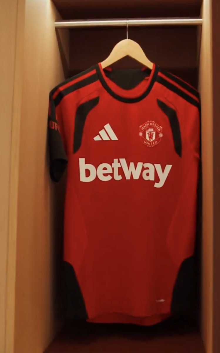 MUnitedEC's tweet photo. 🚨 OFICIAL: El Manchester United anuncia un acuerdo con Betway valorado en £20 millones por temporada. La compañía se convierte en el nuevo patrocinador de la equipación de entrenamiento y en el socio global exclusivo de apuestas del club.

💰 El contrato es considerado el mayor acuerdo independiente para un patrocinio de entrenamiento o de manga de camiseta en la historia del fútbol. 

📰@ChrisWheelerDM