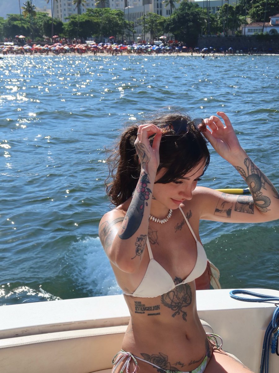 caputile's tweet photo. gostaria de estar 🌊 https://t.co/Q4TN3uM552