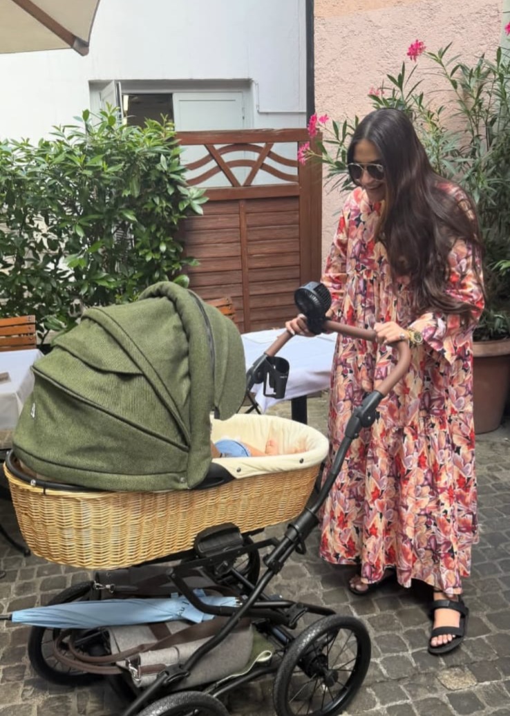filmfare's tweet photo. The joy on #SonamKapoor's face says it all as she embraces motherhood. ❤️

#Celebs https://t.co/GSo0vLo4Nu