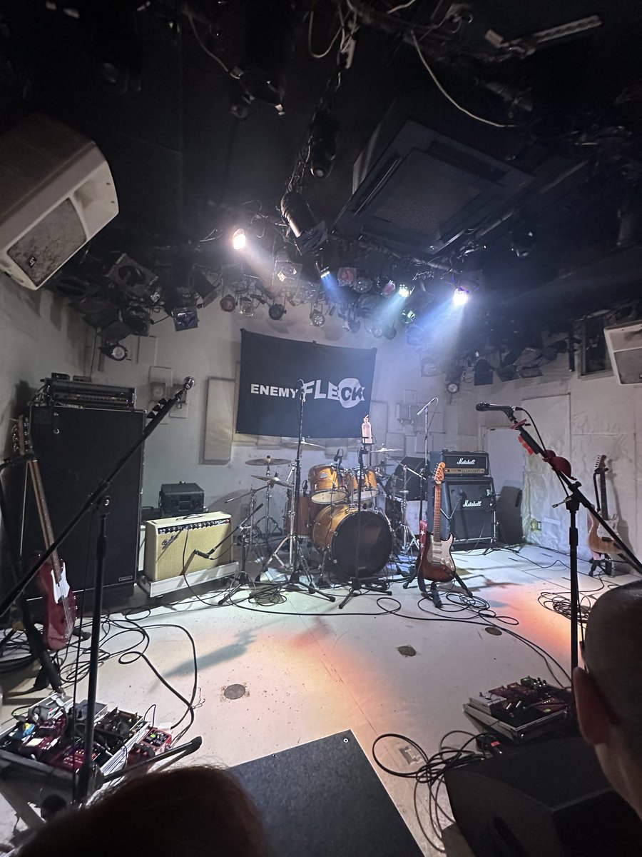 satopan017's tweet photo. らそんぶるの対バンで下北沢MOSAiCへ

1曲目から一気に引き込まれた
拳を突き上げたくなるみやびのドラム
淡々と刻みながらもグルーヴで魅せるなんちーのベース、
耳から離れないリフを響かせるゆーのギター
そして会場中を笑顔にするそらのキュートな歌声

気づけばあっという間に終演。

#らそんぶる https://t.co/IauDL7SXXN