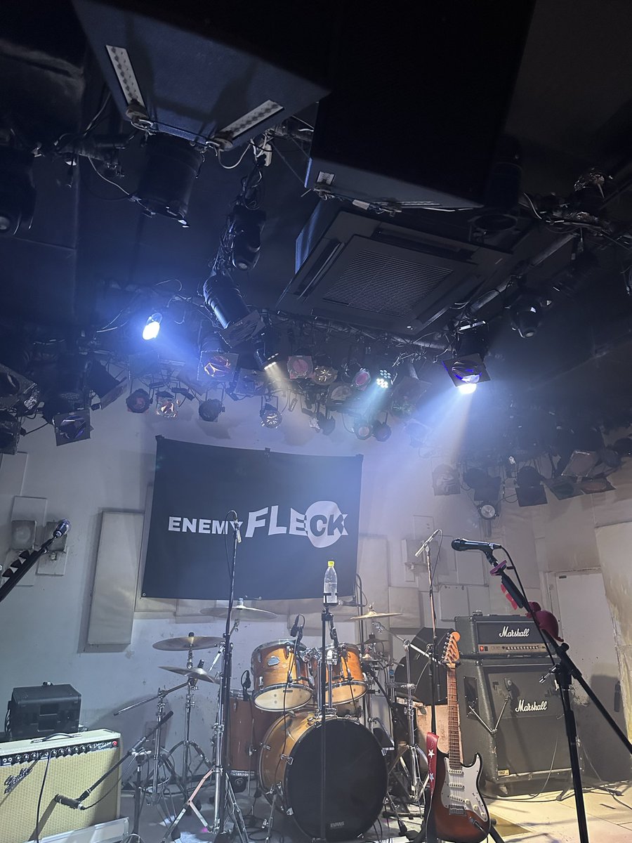 satopan017's tweet photo. らそんぶるの対バンで下北沢MOSAiCへ

1曲目から一気に引き込まれた
拳を突き上げたくなるみやびのドラム
淡々と刻みながらもグルーヴで魅せるなんちーのベース、
耳から離れないリフを響かせるゆーのギター
そして会場中を笑顔にするそらのキュートな歌声

気づけばあっという間に終演。

#らそんぶる https://t.co/IauDL7SXXN