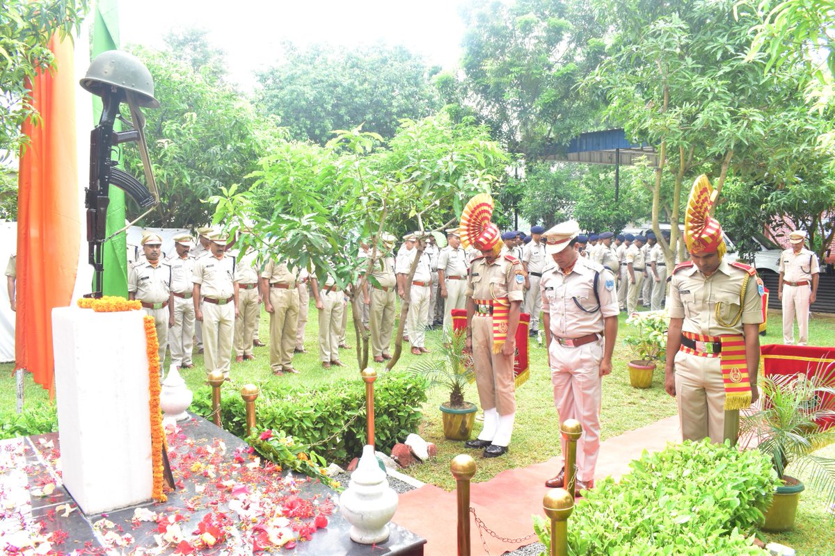 16BNSSB's tweet photo. दिनांक 04.08.2026 को 16वीं वाहिनी, सशस्त्र सीमा बल, जमुई द्वारा आज शहीद स्व. लांस नायक (सामान्य) राणा शर्मा की 18वीं पुण्यतिथि पर श्रद्धांजलि अर्पित की गई। कार्यवाहक कमांडेंट श्री बाँके बिहारी ने शहीद स्मारक पर पुष्पचक्र अर्पित कर दो मिनट का मौन रखा। https://t.co/fXESWaGdHx
