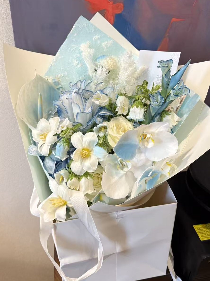 BBreathJY_CN's tweet photo. 🩵 260802 상하이 FM 🌸서포트🩵
메세지:
도둑이 든 여름—서덕준
그대는 나의 여름이 되세요
나의 여름이 모든 색을 잃고
흑백이 되어도 좋습니다
내가 세상의 꽃들과 들풀숲의 색을 모두 훔쳐올테니
전부 그대의 것 하습시오
그러니 그대는 나의 여름이 되세요
#주연 #더보이즈 #JUYEON https://t.co/Ca76va8GoZ