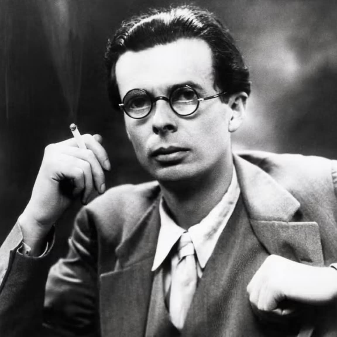 sivriikalemler's tweet photo. “Tamamen tutarlı olan tek insan; ölülerdir.”

— Aldous Huxley https://t.co/i3XZmjchHf