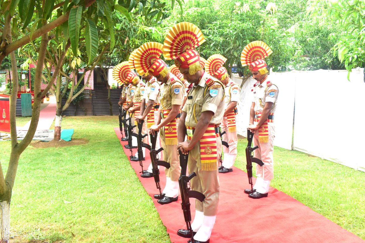 16BNSSB's tweet photo. दिनांक 04.08.2026 को 16वीं वाहिनी, सशस्त्र सीमा बल, जमुई द्वारा आज शहीद स्व. लांस नायक (सामान्य) राणा शर्मा की 18वीं पुण्यतिथि पर श्रद्धांजलि अर्पित की गई। कार्यवाहक कमांडेंट श्री बाँके बिहारी ने शहीद स्मारक पर पुष्पचक्र अर्पित कर दो मिनट का मौन रखा। https://t.co/fXESWaGdHx