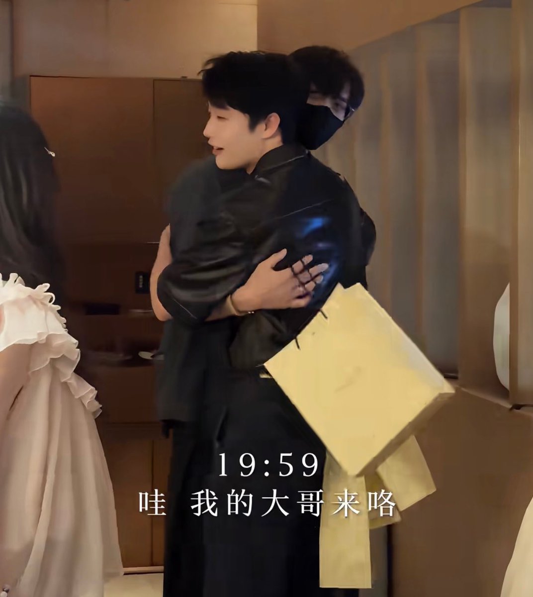 winwinP__'s tweet photo. At first I thought zyl bought this 4 gifts for everyone, but actually 1 for jiyu and 3 for liuliu😂the sweetest CEO give to uncle zhou now👏👏🥰
 #loveactuallys5 https://t.co/RVH87vqZtR