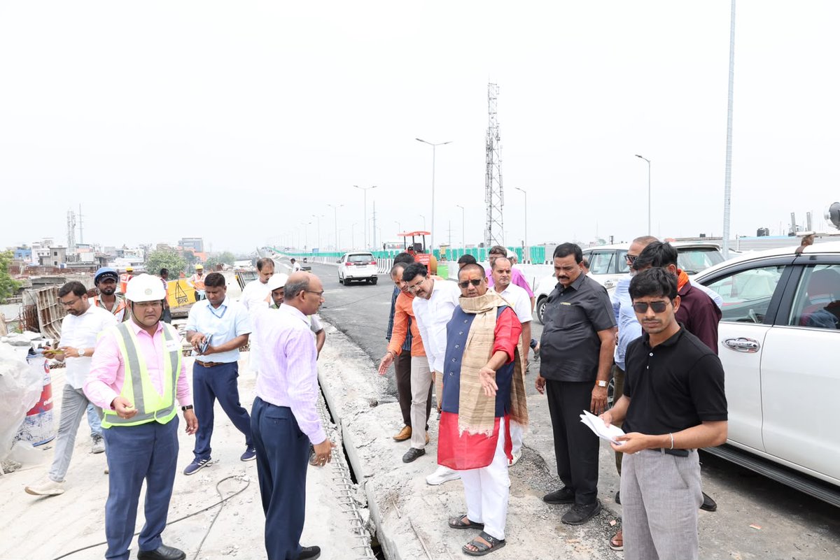 RCD_Bihar's tweet photo. पटना की आधुनिक एवं सुगम यातायात व्यवस्था को सशक्त बनाने की दिशा में माननीय पथ निर्माण मंत्री इं. शैलेन्द्र कुमार द्वारा मीठापुर फ्लाईओवर से चिरैयाटांड़ फ्लाईओवर (भाया करबिगहिया) को जोड़ने वाली पहुँच पथ एवं सर्विस रोड परियोजना का स्थल निरीक्षण कर निर्माण कार्य की प्रगति एवं गुणवत्ता की समीक्षा की गई।

यह राजधानी की महत्वपूर्ण कनेक्टिविटी परियोजनाओं में से एक है।  परियोजना पूर्ण होने पर मीठापुर गोलंबर क्षेत्र में जाम की समस्या में कमी आएगी तथा आर-ब्लॉक, जी.पी.ओ. गोलंबर, करबिगहिया, कंकड़बाग एवं एनएच-31 बाईपास के बीच आवागमन अधिक सुगम, सुरक्षित और तेज़ होगा।

माननीय मंत्री ने निर्माण कार्य की गुणवत्ता एवं निर्धारित समयसीमा का विशेष ध्यान रखते हुए कार्यों को शीघ्र पूर्ण करने के निर्देश दिए। आधुनिक, सुरक्षित एवं गुणवत्तापूर्ण सड़क अवसंरचना के निर्माण हेतु सभी परियोजनाओं की नियमित निगरानी की जा रही है, ताकि उनका लाभ शीघ्र जनता तक पहुँच सके।
@RCD_Bihar
#BiharRoadConstructionDepartment #RoadInfra #BiharRoads #roadsafety
@ershailendrabjp