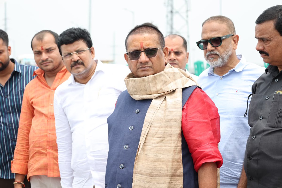 RCD_Bihar's tweet photo. पटना की आधुनिक एवं सुगम यातायात व्यवस्था को सशक्त बनाने की दिशा में माननीय पथ निर्माण मंत्री इं. शैलेन्द्र कुमार द्वारा मीठापुर फ्लाईओवर से चिरैयाटांड़ फ्लाईओवर (भाया करबिगहिया) को जोड़ने वाली पहुँच पथ एवं सर्विस रोड परियोजना का स्थल निरीक्षण कर निर्माण कार्य की प्रगति एवं गुणवत्ता की समीक्षा की गई।

यह राजधानी की महत्वपूर्ण कनेक्टिविटी परियोजनाओं में से एक है।  परियोजना पूर्ण होने पर मीठापुर गोलंबर क्षेत्र में जाम की समस्या में कमी आएगी तथा आर-ब्लॉक, जी.पी.ओ. गोलंबर, करबिगहिया, कंकड़बाग एवं एनएच-31 बाईपास के बीच आवागमन अधिक सुगम, सुरक्षित और तेज़ होगा।

माननीय मंत्री ने निर्माण कार्य की गुणवत्ता एवं निर्धारित समयसीमा का विशेष ध्यान रखते हुए कार्यों को शीघ्र पूर्ण करने के निर्देश दिए। आधुनिक, सुरक्षित एवं गुणवत्तापूर्ण सड़क अवसंरचना के निर्माण हेतु सभी परियोजनाओं की नियमित निगरानी की जा रही है, ताकि उनका लाभ शीघ्र जनता तक पहुँच सके।
@RCD_Bihar
#BiharRoadConstructionDepartment #RoadInfra #BiharRoads #roadsafety
@ershailendrabjp