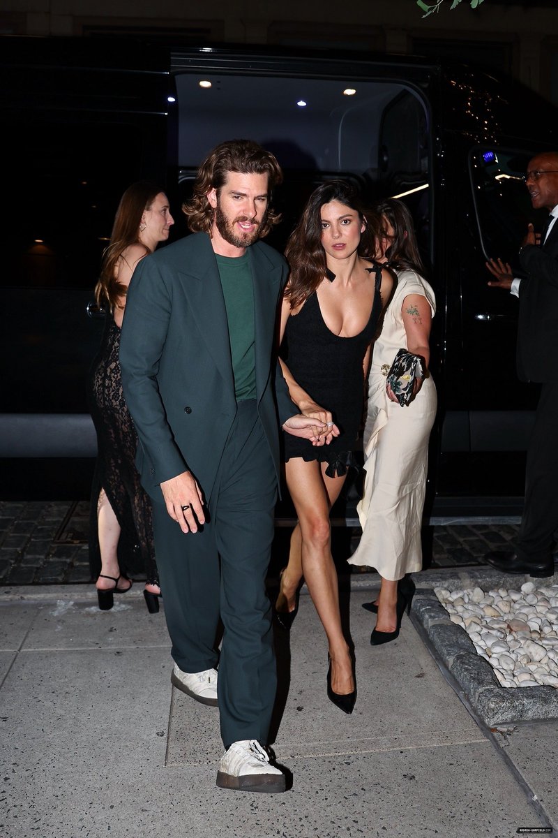 moonshine_bene's tweet photo. The way they support each other in every little moment is what makes this couple so special. 🌸❤️
#MonicaBarbaro #AndrewGarfield #Mondrew https://t.co/EdyXkU9CZs