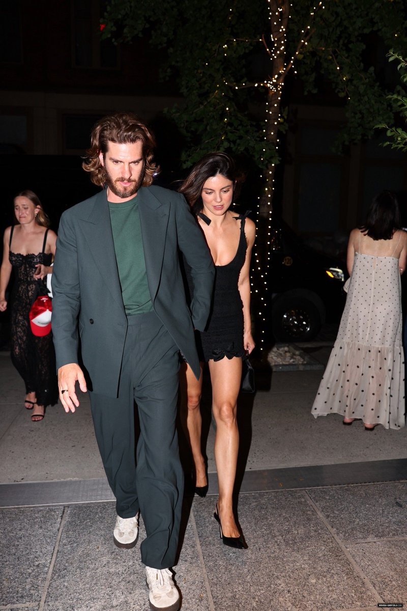 moonshine_bene's tweet photo. The way they support each other in every little moment is what makes this couple so special. 🌸❤️
#MonicaBarbaro #AndrewGarfield #Mondrew https://t.co/EdyXkU9CZs