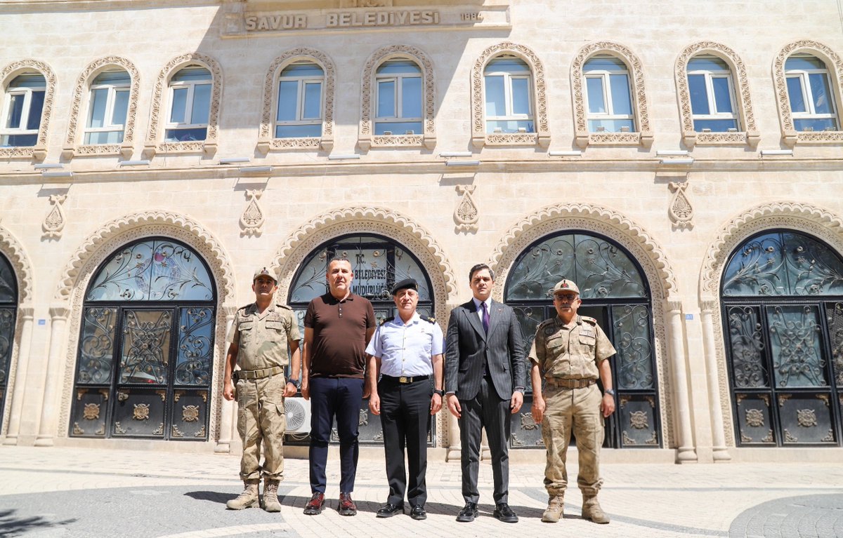 Savur_Bld's tweet photo. İstihkam Daire Başkanı Tuğgeneral Turgut Öğretmen ile Mardin İl Jandarma Komutanı Tuğgeneral Tahsin Saruhan, İlçe Kaymakamımız Enes Emircan Buyuran, Belediye Başkanımız Av. Engin Uğur Hamidi'yi ziyaret etti.

Gerçekleşen ziyarette ilçemizde Köprübaşı mevkiinde yapılacak olan yeni Hükümet Konağı Hizmet Binası ve yeni Belediye Hizmet Binası ile ilgili yürütülen çalışmalar, kamu kurumları arasındaki iş birliği ve koordinasyon ile Savur'un gelişimine yönelik değerlendirmelerde bulunuldu.

Belediye Başkanımız Av. Engin Uğur Hamidi, nazik ziyaretlerinden dolayı İstihkam Daire Başkanı Tuğgeneral Turgut Öğretmen'e, Mardin İl Jandarma Komutanı Tuğgeneral Tahsin Saruhan'a teşekkür etti.