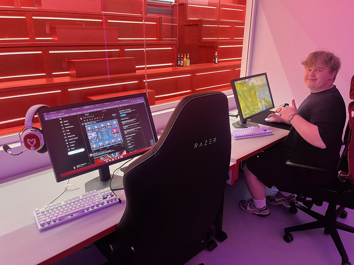 Nikodeon_cs's tweet photo. Been home for about a week now, after a great bootcamp at MOUZ HQ, and a not so great result in Riga.
Now itβs time for the online grind to start again, and for us to show what we are capable of doing as a team!
#VAMOUZ
#TeamRazer https://t.co/BwARjQwmo4