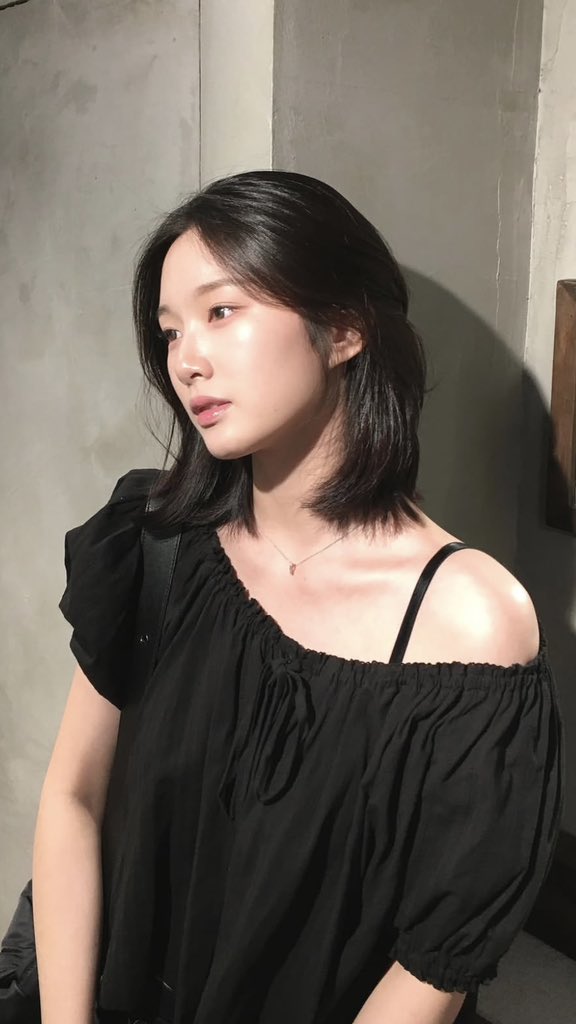 luvwoosannie's tweet photo. "you should know that             his girlfriend:
my girlfriend is so pretty" https://t.co/0eshV5dHhm