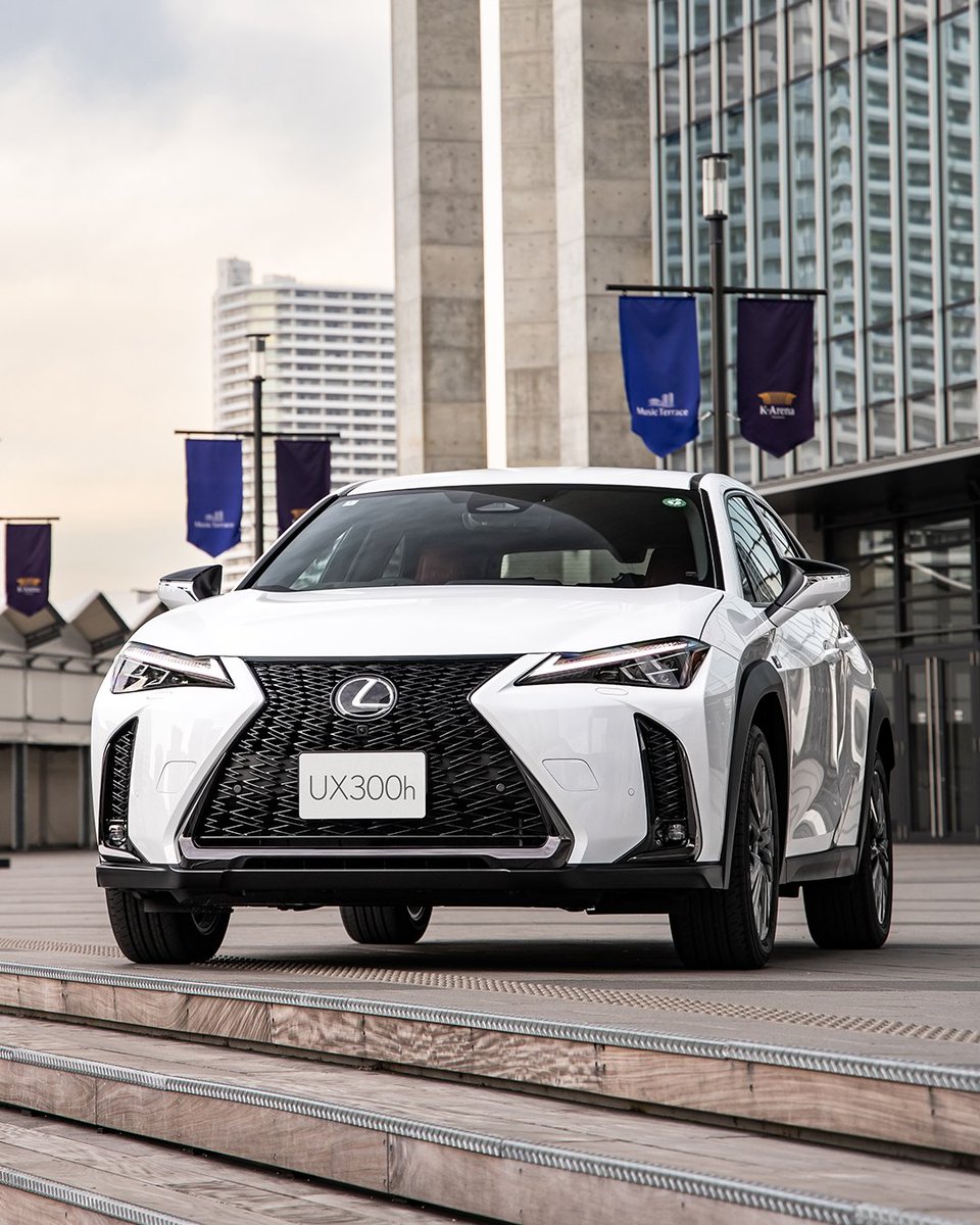 Lexuskw's tweet photo. المدينة هي لوحتك. UX300h هي تحفتك. متناسقة تماماً. فعّالة تماماً. لكزس كما تعرفُها... تماماً.
The City is Your Canvas. UX300h is your masterpiece. Perfectly balanced. Perfectly efficient. Perfectly Lexus; as you know it!
#Lexus #لكزس #LexusUX https://t.co/dAnjdIkduh