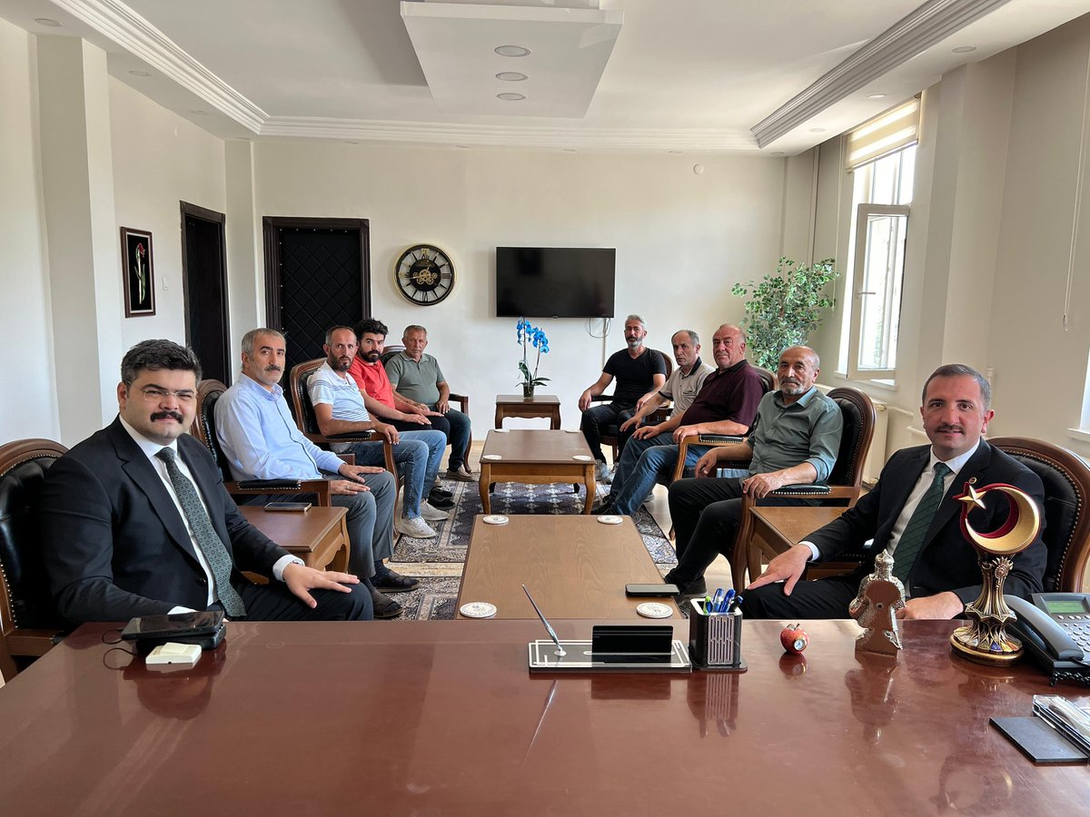 AUrek58's tweet photo. Belediye Meclis Üyelerimiz ile birlikte meclis toplantısı öncesinde, İlçe Kaymakamımız Mehmet Sevban Gökbunar’ı makamında ziyaret ederek hayırlı olsun dileklerinde bulunduk.

Nazik misafirperverliği ve hoş sohbetleri için teşekkür ediyoruz. https://t.co/Jj9vdA6C6D