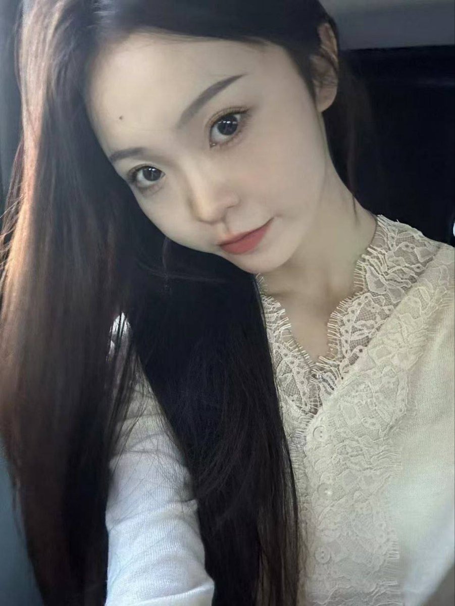 VocaloidAbove's tweet photo. 和前女友刚分手，老子立马就把她闺蜜拿下了平时女友不在的时候就跟我眉来眼去，骚劲儿十足，一看就是个欠操的小骚货。  没想到分手后一约就来了，脱了裤子才发现居然是极品白虎！光溜溜的粉嫩骚逼又紧又滑，无毛蝴蝶穴一插就流水，操起来那叫一个爽！她最好的闺蜜已经在我身下被操得浪叫连连 https://t.co/spxKmztDXv