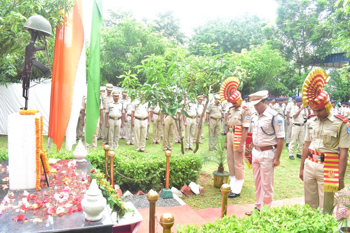 16BNSSB's tweet photo. दिनांक 04.08.2026 को 16वीं वाहिनी, सशस्त्र सीमा बल, जमुई द्वारा आज शहीद स्व. लांस नायक (सामान्य) राणा शर्मा की 18वीं पुण्यतिथि पर श्रद्धांजलि अर्पित की गई। कार्यवाहक कमांडेंट श्री बाँके बिहारी ने शहीद स्मारक पर पुष्पचक्र अर्पित कर दो मिनट का मौन रखा। https://t.co/fXESWaGdHx