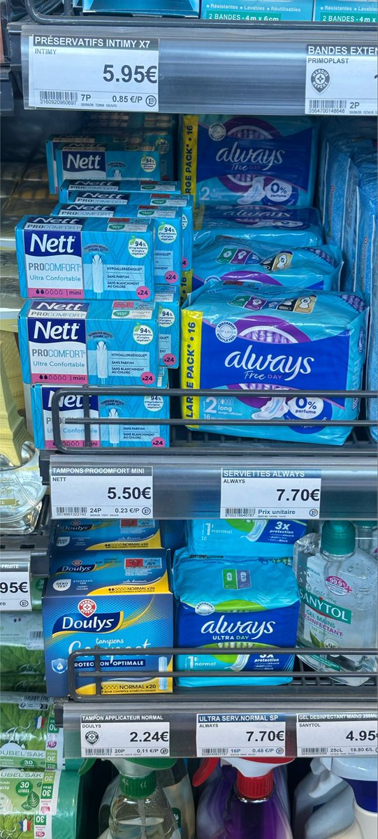clemuah's tweet photo. 7€70 LES SERVIETTES HYGIÉNIQUES mais pardon????? https://t.co/OJGe25AObD