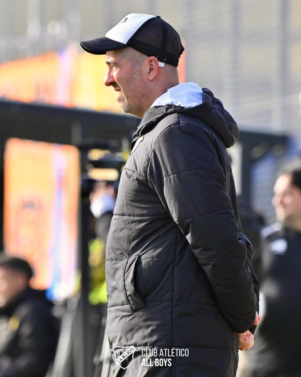 caallboys's tweet photo. ▪️ En el día de la fecha se informa que Mauricio Giganti ha dejado de ser el Director Técnico del Plantel Profesional de Fútbol masculino, junto a su Cuerpo Técnico.

🤝 Agradecemos su compromiso y profesionalismo, deseándole lo mejor en el futuro.

🤍🖤 #ElRoccaParaAllBoys 🖤🤍 https://t.co/r70uF7E5Np