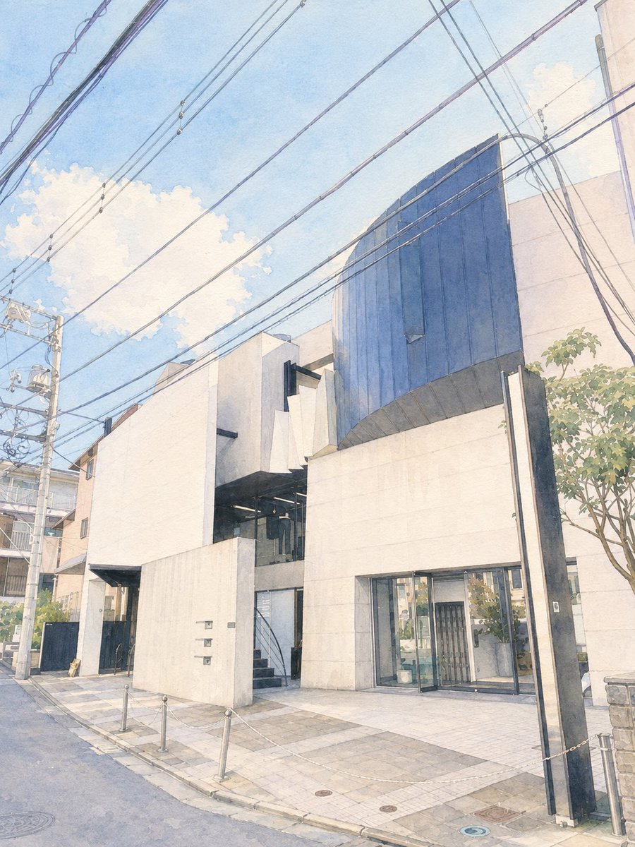 EdgeOn4's tweet photo. 表参道。実は、世界有数の名建築の密集地ともいわれています。それらは神宮前、南青山、北青山に散りばめられているわけですが、今回は南青山3丁目にある建築の中から、個人的に気に入っているものを4つ紹介。

①サニーヒルズ南青山（隈研吾）
伝統的な地獄組を三次元化し、細い木材が構造・外皮・光のフィルターを兼ねています。

②WISMA 395（北川原温）
白い不整形のボリュームを黒い吹抜けと外階段で切り分け、小規模なテナントビルを立体的な街路空間にしています。

③Miu Miu青山店（Herzog & de Meuron）
閉じた金属箱の裾だけを持ち上げることで、巨大な庇の下に親密な店内を一気に見せる構成が秀逸です。

④松山バレエ団
細い路地を舞台への導入路のように使い、白い古典様式の壁、装飾的な鉄門、光る格子扉を正面軸上に配置。荒々しいコンクリートや現代的なガラス面との対比によって、劇場の舞台装置のような非日常感をつくっています。