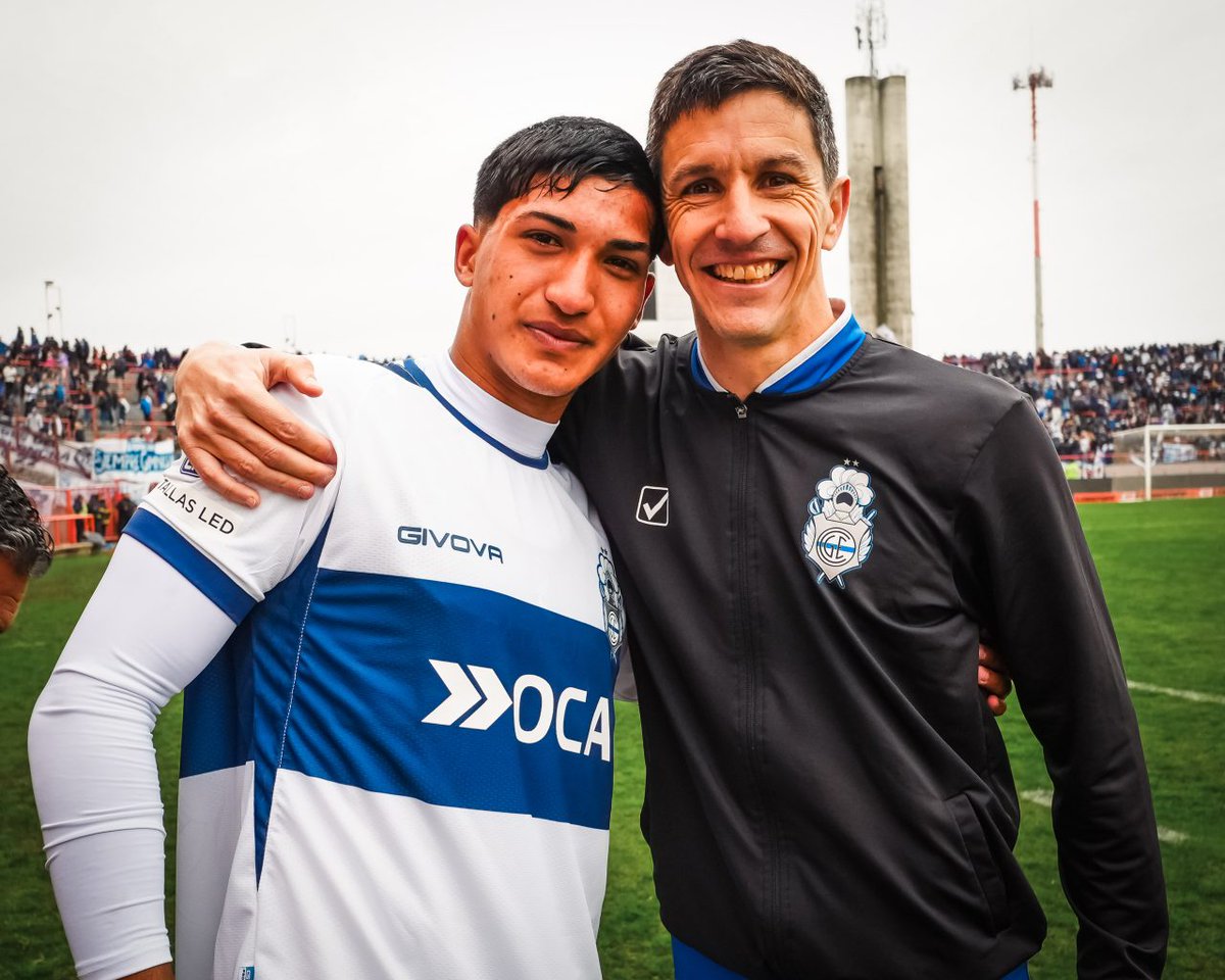 LoboEsta22's tweet photo. #CGE #GLEP DATO PIBE LOBO 🐺 Ante Aldosivi por la #F03, el juvenil LAMELLA ingresó a los 42´min ST por Nacho Fernández, el más experimentado del plantel:
Superó a Mammini (2020) y a Magallán (2010) como el jugador más joven en debutar en Primera ► https://t.co/verUlX8ZHy https://t.co/tJRkdqh8ko