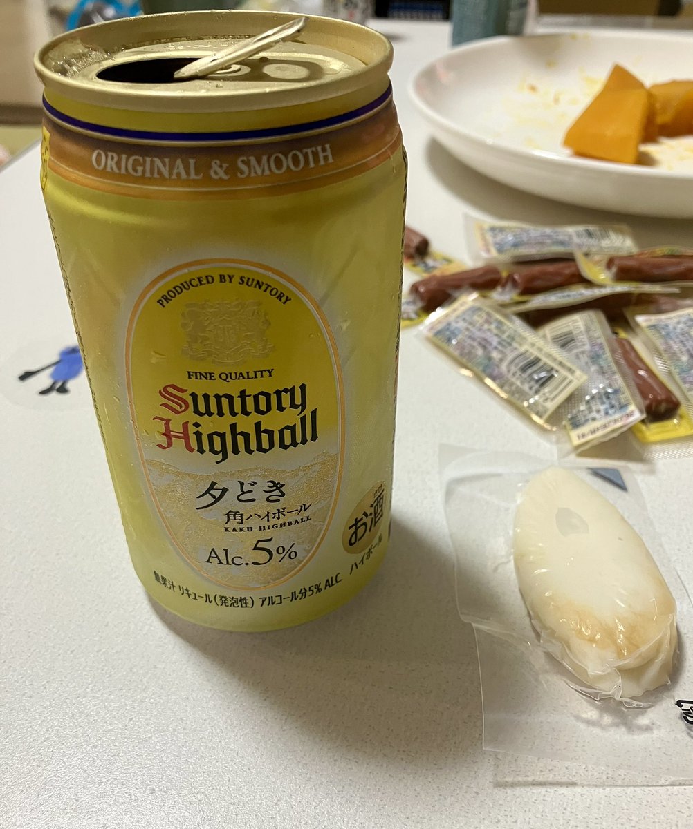 o8310imo's tweet photo. 初ハイボールの感想
アルコールより鼻を抜けるなんか独特の香りが苦手すぎた
残り香みたいなやつ
仙台土産の笹かまがうまかった
あとはお母さんに飲んでもらおう
父方が酒豪の血なので実は自分も飲めるのかもしれない… https://t.co/d35uOLZXfw