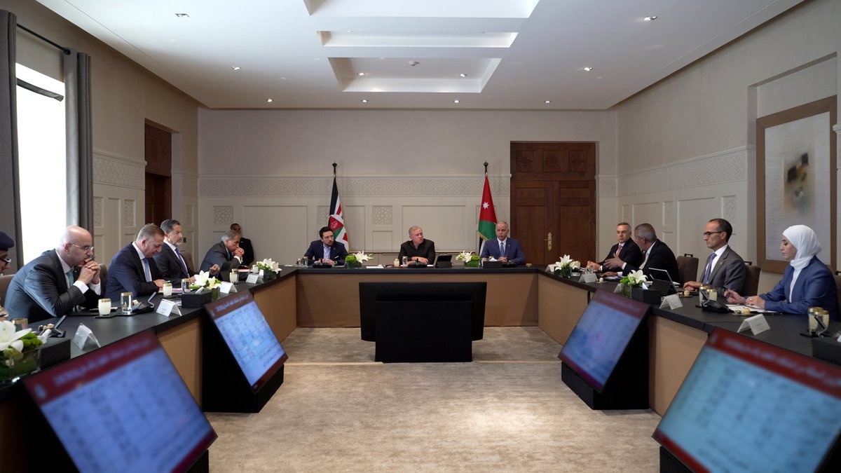 RHCJO's tweet photo. جلالة الملك عبدالله الثاني يترأس اجتماعا لمتابعة إجراءات الحكومة لتعزيز أمن الطاقة والغذاء، والاطلاع على خططها الاستباقية للتعامل مع تبعات التطورات إقليميا وعالميا.
#الأردن https://t.co/IaWGlHYDmj