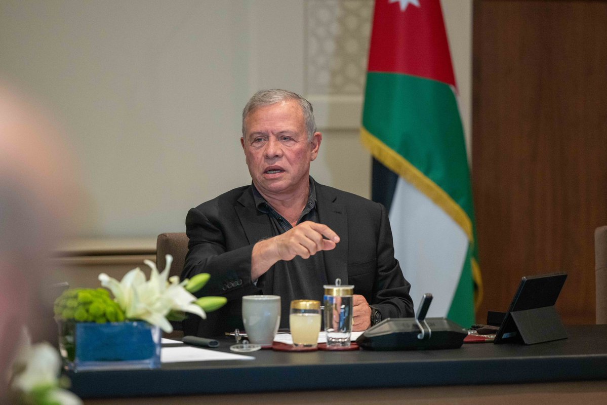 RHCJO's tweet photo. جلالة الملك عبدالله الثاني يترأس اجتماعا لمتابعة إجراءات الحكومة لتعزيز أمن الطاقة والغذاء، والاطلاع على خططها الاستباقية للتعامل مع تبعات التطورات إقليميا وعالميا.
#الأردن https://t.co/IaWGlHYDmj