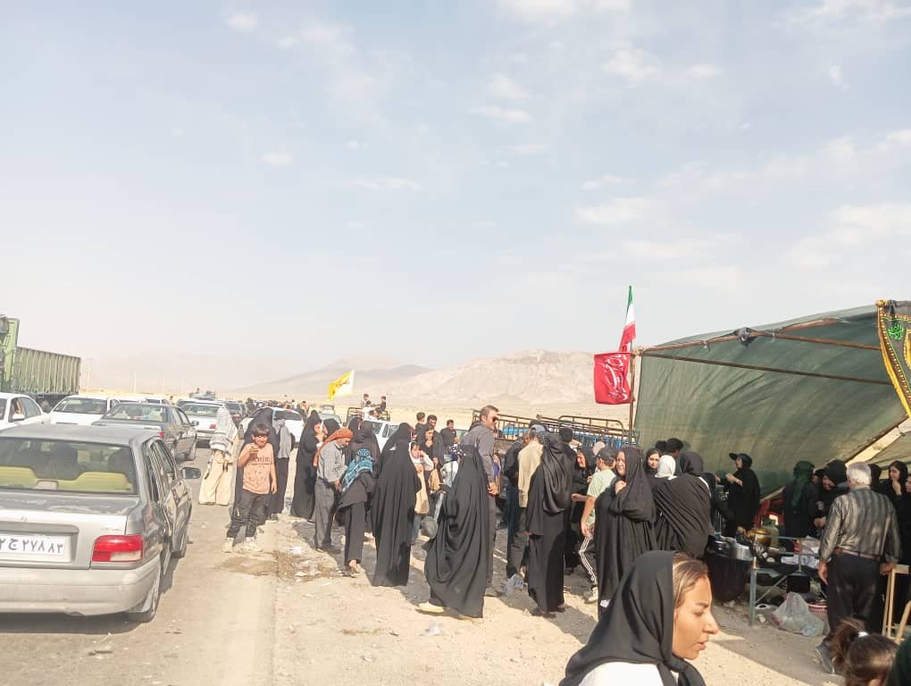FShnbdy90396's tweet photo. پیاده روی اربعین،  حرکتی است نمادین برای زنده نگه داشتن یاد و پیام عاشورا؛ یعنی ایستادگی در برابر ظلم، عدالت خواهی، وفاداری، فداکاری و دعوت به زندگی معنوی و انسانی. این راهپیمایی عظیم، سالانه میلیون ها انسان مشتاق را به سمت کربلا می کشاند
#یا_لثارات_الحسین
#ملت_حسینی https://t.co/JB057vd1lM