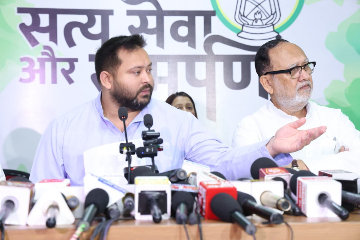 yadavtejashwi's tweet photo. डेहरी नगर पालिका के कार्यपालक अधिकारी विमल कुमार की हत्या विधि व्यवस्था के पतन का जीता जागता प्रमाण है। इस सरकार में भ्रष्टाचार की बात करना तो बेकार है। आज इसी संबंध में प्रेस वार्ता को संबोधित किया।

बिहार में 100 दिनों के अंदर दूसरे कार्यपालक अधिकारी की हत्या इस बड़बोली सरकार के माथे पर कलंक है। यह दर्शाता है कि नए मुख्यमंत्री के नेतृत्व में अपराधियों का मनोबल बढ़ा है और अधिकारियों का घटा है।
 
इस पूरे मामले को पुलिस अलग दिशा देने में लगी है। पुलिस ने आनन-फ़ानन में बिना जाँच, अनुसंधान, पोस्टमार्टम और फोरेंसिक रिपोर्ट के सीधे ही ड्राइवर को दोषी बता दिया। कह रहे है कि ड्राइवर पर काम का अत्यधिक दबाव, छुट्टी नहीं मिल रही थी, तो इसका मतलब वह EO कर्तव्यपरायण थे।

कल को मुख्यमंत्री की सुरक्षा में तैनात किसी सुरक्षाकर्मी या अधिकारी को छुट्टी नहीं मिली तो वह कुछ भी कदम उठा सकता है। क्या IG स्तर के अधिकारी तब भी ऐसा ही Sweeping Statement देंगे।

ड्राइवर के बार बार बदलते बयान संदेह उत्पन्न करते है। पहले बयान में कहता है कि, "दो अपाची बाइक से हमलावर आए”
दूसरा बयान में- "एक अपाची बाइक से हमलावर आए" और तीसरे बयान में कहता है कि "मैंने ही हत्या की"

स्पष्ट है कि पुलिस ड्राइवर को हत्यारा बता रही है लेकिन असली साजिशकर्ता को बचा रही है। साजिशकर्ता के नाम दिवंगत के परिजन बता रहे है। उनकी पत्नी जिन्होंने अपना सुहाग खोया है, वो नन्हे बिलखते बच्चे जिन्होंने अपना पिता का साया खोया है, वो माँ जिसकी कोख सूनी हुई है और वो बहन जिनके भाई को सत्ता संरक्षित अपराधियों ने छीन लिया।

परिजन जिस सत्ताधारी विधायक पर आरोप लगा रहे है उस एंगल से पुलिस जांच क्यों नहीं कर रही? क्या इसलिए कि उस विधायक के उसी रेंज के वरीय अधिकारी से घनिष्ठ संबंध है और वह अधिकारी प्रदेश के उपमुख्यमंत्री के संबंधी है।

पत्नी के आरोप को यह सरकार हल्के में क्यों ले रही है? जब सपष्ट है कि ये EO उस विधायक के सीधे टारगेट पर थे, इसी विधायक ने विधानसभा में EO को लेकर टिप्पणी भी की थी। अगर EO कर्तव्यपरायण नहीं होते तो विधायक की शिकायत के बाद नगर विकास मंत्री उन्हें हटा देते लेकिन यहाँ मामला भ्रष्टाचार और वसूली का था।

जैसा की डेहरी में विधायक के कार्यकलाप और उसकी कैसे राजनीतिक एंट्री हुई सभी जानते है। इस विस्फोटक आरोप को भला पुलिस और प्रशासन कैसे नजरअंदाज कर सकते है कि डेहरी विधायक ₹25 लाख से लेकर ₹50 लाख से तक की वसूली की नियमित मांग कर रहे थे। विधायक पर भ्रष्टाचार के साथ साथ हत्या का मुक़दमा दर्ज होना चाहिए। नामज़द FIR होनी चाहिए।

EO की पत्नी बबीता देवी ने आरोप लगाया है कि डेहरी विधायक सोनू सिंह रोजाना फोन कॉल कर वसूली की मांग कर मानसिक उत्पीड़न करते थे, और EO स्व॰ श्री विमल कुमार मनोवैज्ञानिक दबाव में "हाँ सर" "हाँ सर" का जवाब देते थे। घटना से 1 दिन पूर्व विमल जी की विधायक से मुलाकात भी हुई। इस विधायक ने अधिकारी को इतना अधिक प्रताड़ित कर दिया था कि उनकी पत्नी ने उन्हें तबादले की सलाह भी दी थी। लेकिन ईमानदार अधिकारियों का इस सरकार में कैसे ट्रांसफर पोस्टिंग होता है, सब जानते है। ज़ाहिर है कि अधिकारी और उनके परिजनों को अपनी सुरक्षा को लेकर चिंता और जान के खतरे का पूर्वानुमान भी था।

भारतीय न्याय संहिता (BNS) की धारा 199 जो पूर्व में धारा 166A थी उसका बिहार पुलिस ने जानबूझकर उल्लंघन किया है। यह धारा मुख्य रूप से पुलिस या जांच अधिकारियों पर लागू होती है यदि वे किसी गंभीर मामले में एफआईआर दर्ज नहीं करते या जांच के नियमों को तोड़ते है। स्पष्ट है कि बिहार पुलिस में विधायक से संबंधित साक्ष्यों की जानबूझकर उपेक्षा की है और यह BNS की स्पष्ट अवेहलना है।

क्या मुख्यमंत्री-उपमुख्यमंत्री के निर्देश पर बिहार पुलिस द्वारा पूर्वाग्रही तरीके से जांच की जा रही है? बिहार पुलिस निष्पक्ष जाँच क्यों नहीं कर रही है?

7 हत्याओं का आरोपी इस प्रदेश के मुख्यमंत्री बने है जब से सम्पूर्ण बिहार में सत्ताधारी नेताओं और अपराधियों का नापाक गठजोड़ बनना शुरू हुआ है और दो अधिकारी इस सिंडिकेट की बलि चढ़ चुके है। मुख्यमंत्री और दो-दो उपमुख्यमंत्रियों की निष्क्रियता, भ्रष्टाचारियों को संरक्षण तथा लचर प्रदर्शन से प्रशासनिक अधिकारियों का मनोबल टूट चुका है।

प्रदेशवासियों में नागरिक सुरक्षा, सरकार-अपराधी गठजोड़ तथा पुलिस की एकपक्षीय कार्यशैली तथा मुख्यमंत्री की समझ और विश्वसनीयता को लेकर एक जनव्यापक चर्चा शुरू हो चुकी है। ये बड़बोले मुख्यमंत्री सोचते है कि विपक्ष का आवास और सुरक्षा लेकर, जाति और धर्म विशेष समूहों को टारगेट कर , बुलडोजर चलाकर तालियाँ बटोर लोगों को ख़ुश कर देंगे तो यह मूर्खता और अंहकार की पराकाष्ठा है।
