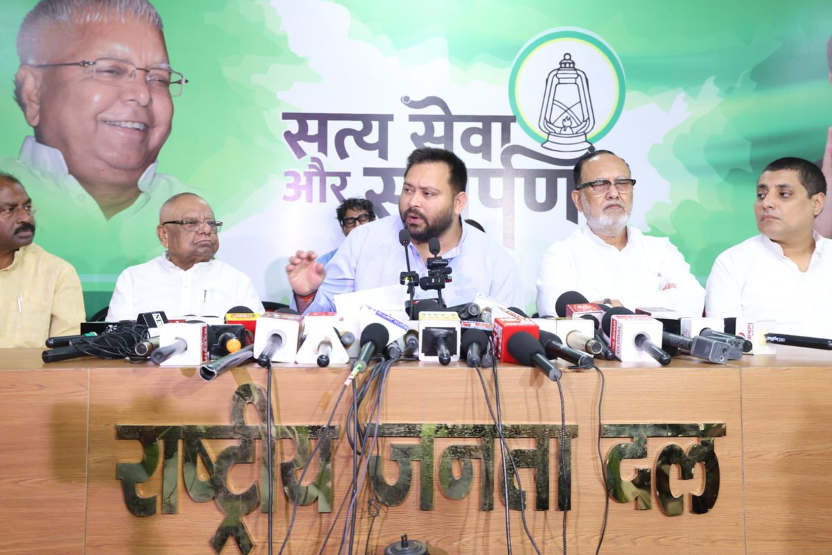 yadavtejashwi's tweet photo. डेहरी नगर पालिका के कार्यपालक अधिकारी विमल कुमार की हत्या विधि व्यवस्था के पतन का जीता जागता प्रमाण है। इस सरकार में भ्रष्टाचार की बात करना तो बेकार है। आज इसी संबंध में प्रेस वार्ता को संबोधित किया।

बिहार में 100 दिनों के अंदर दूसरे कार्यपालक अधिकारी की हत्या इस बड़बोली सरकार के माथे पर कलंक है। यह दर्शाता है कि नए मुख्यमंत्री के नेतृत्व में अपराधियों का मनोबल बढ़ा है और अधिकारियों का घटा है।
 
इस पूरे मामले को पुलिस अलग दिशा देने में लगी है। पुलिस ने आनन-फ़ानन में बिना जाँच, अनुसंधान, पोस्टमार्टम और फोरेंसिक रिपोर्ट के सीधे ही ड्राइवर को दोषी बता दिया। कह रहे है कि ड्राइवर पर काम का अत्यधिक दबाव, छुट्टी नहीं मिल रही थी, तो इसका मतलब वह EO कर्तव्यपरायण थे।

कल को मुख्यमंत्री की सुरक्षा में तैनात किसी सुरक्षाकर्मी या अधिकारी को छुट्टी नहीं मिली तो वह कुछ भी कदम उठा सकता है। क्या IG स्तर के अधिकारी तब भी ऐसा ही Sweeping Statement देंगे।

ड्राइवर के बार बार बदलते बयान संदेह उत्पन्न करते है। पहले बयान में कहता है कि, "दो अपाची बाइक से हमलावर आए”
दूसरा बयान में- "एक अपाची बाइक से हमलावर आए" और तीसरे बयान में कहता है कि "मैंने ही हत्या की"

स्पष्ट है कि पुलिस ड्राइवर को हत्यारा बता रही है लेकिन असली साजिशकर्ता को बचा रही है। साजिशकर्ता के नाम दिवंगत के परिजन बता रहे है। उनकी पत्नी जिन्होंने अपना सुहाग खोया है, वो नन्हे बिलखते बच्चे जिन्होंने अपना पिता का साया खोया है, वो माँ जिसकी कोख सूनी हुई है और वो बहन जिनके भाई को सत्ता संरक्षित अपराधियों ने छीन लिया।

परिजन जिस सत्ताधारी विधायक पर आरोप लगा रहे है उस एंगल से पुलिस जांच क्यों नहीं कर रही? क्या इसलिए कि उस विधायक के उसी रेंज के वरीय अधिकारी से घनिष्ठ संबंध है और वह अधिकारी प्रदेश के उपमुख्यमंत्री के संबंधी है।

पत्नी के आरोप को यह सरकार हल्के में क्यों ले रही है? जब सपष्ट है कि ये EO उस विधायक के सीधे टारगेट पर थे, इसी विधायक ने विधानसभा में EO को लेकर टिप्पणी भी की थी। अगर EO कर्तव्यपरायण नहीं होते तो विधायक की शिकायत के बाद नगर विकास मंत्री उन्हें हटा देते लेकिन यहाँ मामला भ्रष्टाचार और वसूली का था।

जैसा की डेहरी में विधायक के कार्यकलाप और उसकी कैसे राजनीतिक एंट्री हुई सभी जानते है। इस विस्फोटक आरोप को भला पुलिस और प्रशासन कैसे नजरअंदाज कर सकते है कि डेहरी विधायक ₹25 लाख से लेकर ₹50 लाख से तक की वसूली की नियमित मांग कर रहे थे। विधायक पर भ्रष्टाचार के साथ साथ हत्या का मुक़दमा दर्ज होना चाहिए। नामज़द FIR होनी चाहिए।

EO की पत्नी बबीता देवी ने आरोप लगाया है कि डेहरी विधायक सोनू सिंह रोजाना फोन कॉल कर वसूली की मांग कर मानसिक उत्पीड़न करते थे, और EO स्व॰ श्री विमल कुमार मनोवैज्ञानिक दबाव में "हाँ सर" "हाँ सर" का जवाब देते थे। घटना से 1 दिन पूर्व विमल जी की विधायक से मुलाकात भी हुई। इस विधायक ने अधिकारी को इतना अधिक प्रताड़ित कर दिया था कि उनकी पत्नी ने उन्हें तबादले की सलाह भी दी थी। लेकिन ईमानदार अधिकारियों का इस सरकार में कैसे ट्रांसफर पोस्टिंग होता है, सब जानते है। ज़ाहिर है कि अधिकारी और उनके परिजनों को अपनी सुरक्षा को लेकर चिंता और जान के खतरे का पूर्वानुमान भी था।

भारतीय न्याय संहिता (BNS) की धारा 199 जो पूर्व में धारा 166A थी उसका बिहार पुलिस ने जानबूझकर उल्लंघन किया है। यह धारा मुख्य रूप से पुलिस या जांच अधिकारियों पर लागू होती है यदि वे किसी गंभीर मामले में एफआईआर दर्ज नहीं करते या जांच के नियमों को तोड़ते है। स्पष्ट है कि बिहार पुलिस में विधायक से संबंधित साक्ष्यों की जानबूझकर उपेक्षा की है और यह BNS की स्पष्ट अवेहलना है।

क्या मुख्यमंत्री-उपमुख्यमंत्री के निर्देश पर बिहार पुलिस द्वारा पूर्वाग्रही तरीके से जांच की जा रही है? बिहार पुलिस निष्पक्ष जाँच क्यों नहीं कर रही है?

7 हत्याओं का आरोपी इस प्रदेश के मुख्यमंत्री बने है जब से सम्पूर्ण बिहार में सत्ताधारी नेताओं और अपराधियों का नापाक गठजोड़ बनना शुरू हुआ है और दो अधिकारी इस सिंडिकेट की बलि चढ़ चुके है। मुख्यमंत्री और दो-दो उपमुख्यमंत्रियों की निष्क्रियता, भ्रष्टाचारियों को संरक्षण तथा लचर प्रदर्शन से प्रशासनिक अधिकारियों का मनोबल टूट चुका है।

प्रदेशवासियों में नागरिक सुरक्षा, सरकार-अपराधी गठजोड़ तथा पुलिस की एकपक्षीय कार्यशैली तथा मुख्यमंत्री की समझ और विश्वसनीयता को लेकर एक जनव्यापक चर्चा शुरू हो चुकी है। ये बड़बोले मुख्यमंत्री सोचते है कि विपक्ष का आवास और सुरक्षा लेकर, जाति और धर्म विशेष समूहों को टारगेट कर , बुलडोजर चलाकर तालियाँ बटोर लोगों को ख़ुश कर देंगे तो यह मूर्खता और अंहकार की पराकाष्ठा है।