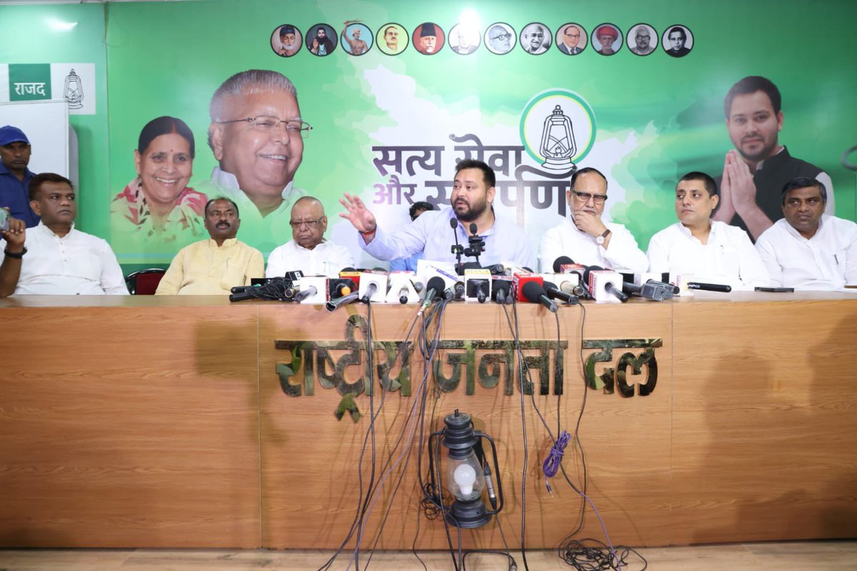 yadavtejashwi's tweet photo. डेहरी नगर पालिका के कार्यपालक अधिकारी विमल कुमार की हत्या विधि व्यवस्था के पतन का जीता जागता प्रमाण है। इस सरकार में भ्रष्टाचार की बात करना तो बेकार है। आज इसी संबंध में प्रेस वार्ता को संबोधित किया।

बिहार में 100 दिनों के अंदर दूसरे कार्यपालक अधिकारी की हत्या इस बड़बोली सरकार के माथे पर कलंक है। यह दर्शाता है कि नए मुख्यमंत्री के नेतृत्व में अपराधियों का मनोबल बढ़ा है और अधिकारियों का घटा है।
 
इस पूरे मामले को पुलिस अलग दिशा देने में लगी है। पुलिस ने आनन-फ़ानन में बिना जाँच, अनुसंधान, पोस्टमार्टम और फोरेंसिक रिपोर्ट के सीधे ही ड्राइवर को दोषी बता दिया। कह रहे है कि ड्राइवर पर काम का अत्यधिक दबाव, छुट्टी नहीं मिल रही थी, तो इसका मतलब वह EO कर्तव्यपरायण थे।

कल को मुख्यमंत्री की सुरक्षा में तैनात किसी सुरक्षाकर्मी या अधिकारी को छुट्टी नहीं मिली तो वह कुछ भी कदम उठा सकता है। क्या IG स्तर के अधिकारी तब भी ऐसा ही Sweeping Statement देंगे।

ड्राइवर के बार बार बदलते बयान संदेह उत्पन्न करते है। पहले बयान में कहता है कि, "दो अपाची बाइक से हमलावर आए”
दूसरा बयान में- "एक अपाची बाइक से हमलावर आए" और तीसरे बयान में कहता है कि "मैंने ही हत्या की"

स्पष्ट है कि पुलिस ड्राइवर को हत्यारा बता रही है लेकिन असली साजिशकर्ता को बचा रही है। साजिशकर्ता के नाम दिवंगत के परिजन बता रहे है। उनकी पत्नी जिन्होंने अपना सुहाग खोया है, वो नन्हे बिलखते बच्चे जिन्होंने अपना पिता का साया खोया है, वो माँ जिसकी कोख सूनी हुई है और वो बहन जिनके भाई को सत्ता संरक्षित अपराधियों ने छीन लिया।

परिजन जिस सत्ताधारी विधायक पर आरोप लगा रहे है उस एंगल से पुलिस जांच क्यों नहीं कर रही? क्या इसलिए कि उस विधायक के उसी रेंज के वरीय अधिकारी से घनिष्ठ संबंध है और वह अधिकारी प्रदेश के उपमुख्यमंत्री के संबंधी है।

पत्नी के आरोप को यह सरकार हल्के में क्यों ले रही है? जब सपष्ट है कि ये EO उस विधायक के सीधे टारगेट पर थे, इसी विधायक ने विधानसभा में EO को लेकर टिप्पणी भी की थी। अगर EO कर्तव्यपरायण नहीं होते तो विधायक की शिकायत के बाद नगर विकास मंत्री उन्हें हटा देते लेकिन यहाँ मामला भ्रष्टाचार और वसूली का था।

जैसा की डेहरी में विधायक के कार्यकलाप और उसकी कैसे राजनीतिक एंट्री हुई सभी जानते है। इस विस्फोटक आरोप को भला पुलिस और प्रशासन कैसे नजरअंदाज कर सकते है कि डेहरी विधायक ₹25 लाख से लेकर ₹50 लाख से तक की वसूली की नियमित मांग कर रहे थे। विधायक पर भ्रष्टाचार के साथ साथ हत्या का मुक़दमा दर्ज होना चाहिए। नामज़द FIR होनी चाहिए।

EO की पत्नी बबीता देवी ने आरोप लगाया है कि डेहरी विधायक सोनू सिंह रोजाना फोन कॉल कर वसूली की मांग कर मानसिक उत्पीड़न करते थे, और EO स्व॰ श्री विमल कुमार मनोवैज्ञानिक दबाव में "हाँ सर" "हाँ सर" का जवाब देते थे। घटना से 1 दिन पूर्व विमल जी की विधायक से मुलाकात भी हुई। इस विधायक ने अधिकारी को इतना अधिक प्रताड़ित कर दिया था कि उनकी पत्नी ने उन्हें तबादले की सलाह भी दी थी। लेकिन ईमानदार अधिकारियों का इस सरकार में कैसे ट्रांसफर पोस्टिंग होता है, सब जानते है। ज़ाहिर है कि अधिकारी और उनके परिजनों को अपनी सुरक्षा को लेकर चिंता और जान के खतरे का पूर्वानुमान भी था।

भारतीय न्याय संहिता (BNS) की धारा 199 जो पूर्व में धारा 166A थी उसका बिहार पुलिस ने जानबूझकर उल्लंघन किया है। यह धारा मुख्य रूप से पुलिस या जांच अधिकारियों पर लागू होती है यदि वे किसी गंभीर मामले में एफआईआर दर्ज नहीं करते या जांच के नियमों को तोड़ते है। स्पष्ट है कि बिहार पुलिस में विधायक से संबंधित साक्ष्यों की जानबूझकर उपेक्षा की है और यह BNS की स्पष्ट अवेहलना है।

क्या मुख्यमंत्री-उपमुख्यमंत्री के निर्देश पर बिहार पुलिस द्वारा पूर्वाग्रही तरीके से जांच की जा रही है? बिहार पुलिस निष्पक्ष जाँच क्यों नहीं कर रही है?

7 हत्याओं का आरोपी इस प्रदेश के मुख्यमंत्री बने है जब से सम्पूर्ण बिहार में सत्ताधारी नेताओं और अपराधियों का नापाक गठजोड़ बनना शुरू हुआ है और दो अधिकारी इस सिंडिकेट की बलि चढ़ चुके है। मुख्यमंत्री और दो-दो उपमुख्यमंत्रियों की निष्क्रियता, भ्रष्टाचारियों को संरक्षण तथा लचर प्रदर्शन से प्रशासनिक अधिकारियों का मनोबल टूट चुका है।

प्रदेशवासियों में नागरिक सुरक्षा, सरकार-अपराधी गठजोड़ तथा पुलिस की एकपक्षीय कार्यशैली तथा मुख्यमंत्री की समझ और विश्वसनीयता को लेकर एक जनव्यापक चर्चा शुरू हो चुकी है। ये बड़बोले मुख्यमंत्री सोचते है कि विपक्ष का आवास और सुरक्षा लेकर, जाति और धर्म विशेष समूहों को टारगेट कर , बुलडोजर चलाकर तालियाँ बटोर लोगों को ख़ुश कर देंगे तो यह मूर्खता और अंहकार की पराकाष्ठा है।