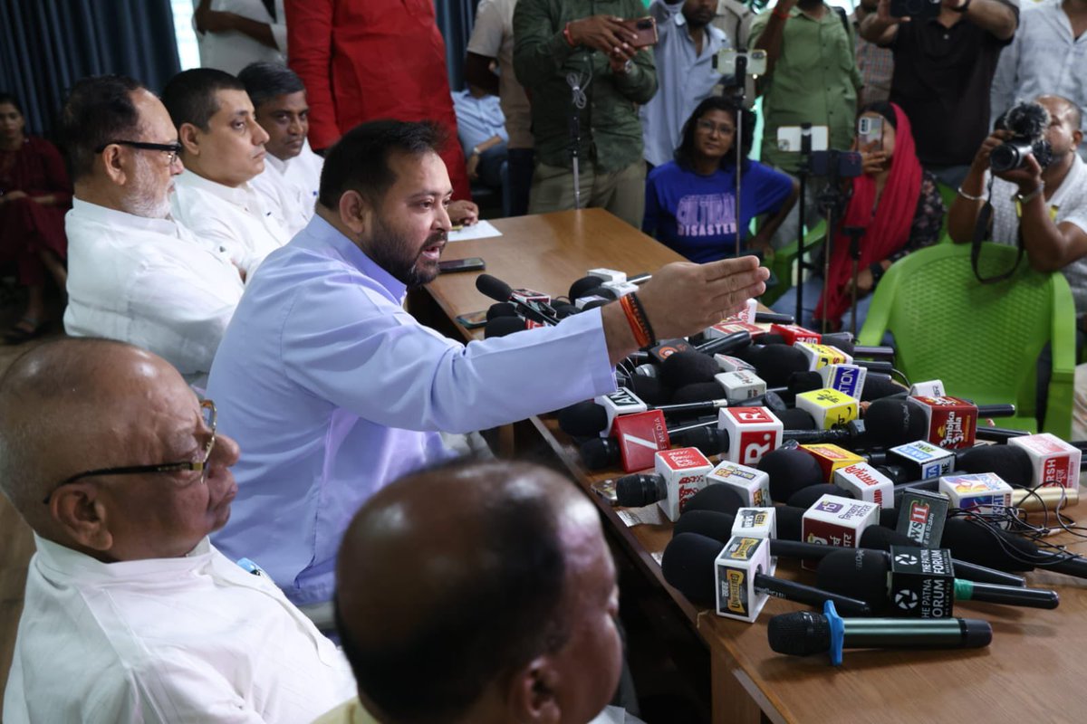 yadavtejashwi's tweet photo. डेहरी नगर पालिका के कार्यपालक अधिकारी विमल कुमार की हत्या विधि व्यवस्था के पतन का जीता जागता प्रमाण है। इस सरकार में भ्रष्टाचार की बात करना तो बेकार है। आज इसी संबंध में प्रेस वार्ता को संबोधित किया।

बिहार में 100 दिनों के अंदर दूसरे कार्यपालक अधिकारी की हत्या इस बड़बोली सरकार के माथे पर कलंक है। यह दर्शाता है कि नए मुख्यमंत्री के नेतृत्व में अपराधियों का मनोबल बढ़ा है और अधिकारियों का घटा है।
 
इस पूरे मामले को पुलिस अलग दिशा देने में लगी है। पुलिस ने आनन-फ़ानन में बिना जाँच, अनुसंधान, पोस्टमार्टम और फोरेंसिक रिपोर्ट के सीधे ही ड्राइवर को दोषी बता दिया। कह रहे है कि ड्राइवर पर काम का अत्यधिक दबाव, छुट्टी नहीं मिल रही थी, तो इसका मतलब वह EO कर्तव्यपरायण थे।

कल को मुख्यमंत्री की सुरक्षा में तैनात किसी सुरक्षाकर्मी या अधिकारी को छुट्टी नहीं मिली तो वह कुछ भी कदम उठा सकता है। क्या IG स्तर के अधिकारी तब भी ऐसा ही Sweeping Statement देंगे।

ड्राइवर के बार बार बदलते बयान संदेह उत्पन्न करते है। पहले बयान में कहता है कि, "दो अपाची बाइक से हमलावर आए”
दूसरा बयान में- "एक अपाची बाइक से हमलावर आए" और तीसरे बयान में कहता है कि "मैंने ही हत्या की"

स्पष्ट है कि पुलिस ड्राइवर को हत्यारा बता रही है लेकिन असली साजिशकर्ता को बचा रही है। साजिशकर्ता के नाम दिवंगत के परिजन बता रहे है। उनकी पत्नी जिन्होंने अपना सुहाग खोया है, वो नन्हे बिलखते बच्चे जिन्होंने अपना पिता का साया खोया है, वो माँ जिसकी कोख सूनी हुई है और वो बहन जिनके भाई को सत्ता संरक्षित अपराधियों ने छीन लिया।

परिजन जिस सत्ताधारी विधायक पर आरोप लगा रहे है उस एंगल से पुलिस जांच क्यों नहीं कर रही? क्या इसलिए कि उस विधायक के उसी रेंज के वरीय अधिकारी से घनिष्ठ संबंध है और वह अधिकारी प्रदेश के उपमुख्यमंत्री के संबंधी है।

पत्नी के आरोप को यह सरकार हल्के में क्यों ले रही है? जब सपष्ट है कि ये EO उस विधायक के सीधे टारगेट पर थे, इसी विधायक ने विधानसभा में EO को लेकर टिप्पणी भी की थी। अगर EO कर्तव्यपरायण नहीं होते तो विधायक की शिकायत के बाद नगर विकास मंत्री उन्हें हटा देते लेकिन यहाँ मामला भ्रष्टाचार और वसूली का था।

जैसा की डेहरी में विधायक के कार्यकलाप और उसकी कैसे राजनीतिक एंट्री हुई सभी जानते है। इस विस्फोटक आरोप को भला पुलिस और प्रशासन कैसे नजरअंदाज कर सकते है कि डेहरी विधायक ₹25 लाख से लेकर ₹50 लाख से तक की वसूली की नियमित मांग कर रहे थे। विधायक पर भ्रष्टाचार के साथ साथ हत्या का मुक़दमा दर्ज होना चाहिए। नामज़द FIR होनी चाहिए।

EO की पत्नी बबीता देवी ने आरोप लगाया है कि डेहरी विधायक सोनू सिंह रोजाना फोन कॉल कर वसूली की मांग कर मानसिक उत्पीड़न करते थे, और EO स्व॰ श्री विमल कुमार मनोवैज्ञानिक दबाव में "हाँ सर" "हाँ सर" का जवाब देते थे। घटना से 1 दिन पूर्व विमल जी की विधायक से मुलाकात भी हुई। इस विधायक ने अधिकारी को इतना अधिक प्रताड़ित कर दिया था कि उनकी पत्नी ने उन्हें तबादले की सलाह भी दी थी। लेकिन ईमानदार अधिकारियों का इस सरकार में कैसे ट्रांसफर पोस्टिंग होता है, सब जानते है। ज़ाहिर है कि अधिकारी और उनके परिजनों को अपनी सुरक्षा को लेकर चिंता और जान के खतरे का पूर्वानुमान भी था।

भारतीय न्याय संहिता (BNS) की धारा 199 जो पूर्व में धारा 166A थी उसका बिहार पुलिस ने जानबूझकर उल्लंघन किया है। यह धारा मुख्य रूप से पुलिस या जांच अधिकारियों पर लागू होती है यदि वे किसी गंभीर मामले में एफआईआर दर्ज नहीं करते या जांच के नियमों को तोड़ते है। स्पष्ट है कि बिहार पुलिस में विधायक से संबंधित साक्ष्यों की जानबूझकर उपेक्षा की है और यह BNS की स्पष्ट अवेहलना है।

क्या मुख्यमंत्री-उपमुख्यमंत्री के निर्देश पर बिहार पुलिस द्वारा पूर्वाग्रही तरीके से जांच की जा रही है? बिहार पुलिस निष्पक्ष जाँच क्यों नहीं कर रही है?

7 हत्याओं का आरोपी इस प्रदेश के मुख्यमंत्री बने है जब से सम्पूर्ण बिहार में सत्ताधारी नेताओं और अपराधियों का नापाक गठजोड़ बनना शुरू हुआ है और दो अधिकारी इस सिंडिकेट की बलि चढ़ चुके है। मुख्यमंत्री और दो-दो उपमुख्यमंत्रियों की निष्क्रियता, भ्रष्टाचारियों को संरक्षण तथा लचर प्रदर्शन से प्रशासनिक अधिकारियों का मनोबल टूट चुका है।

प्रदेशवासियों में नागरिक सुरक्षा, सरकार-अपराधी गठजोड़ तथा पुलिस की एकपक्षीय कार्यशैली तथा मुख्यमंत्री की समझ और विश्वसनीयता को लेकर एक जनव्यापक चर्चा शुरू हो चुकी है। ये बड़बोले मुख्यमंत्री सोचते है कि विपक्ष का आवास और सुरक्षा लेकर, जाति और धर्म विशेष समूहों को टारगेट कर , बुलडोजर चलाकर तालियाँ बटोर लोगों को ख़ुश कर देंगे तो यह मूर्खता और अंहकार की पराकाष्ठा है।