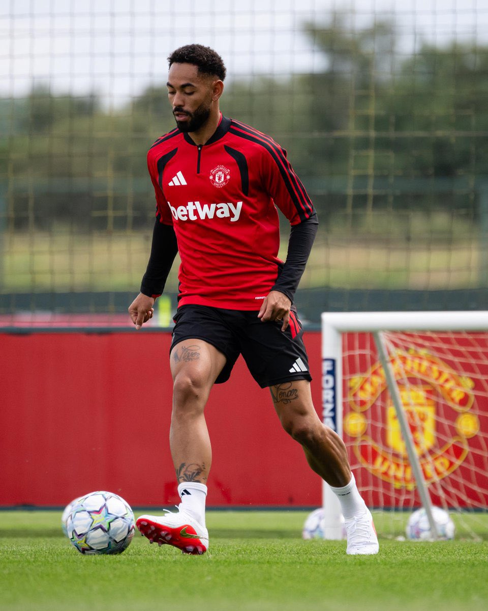 SamhbkHQ's tweet photo. 🔴 This is when pre-season starts to feel real.

Bruno Fernandes, Diogo Dalot, Noussair Mazraoui and Matheus Cunha are all back on the grass at Carrington.

Quality returns. Competition increases. The standards rise.

The closer United get to a full squad, the more Michael Carrick can shape the team he wants for the new season.

#MUFC