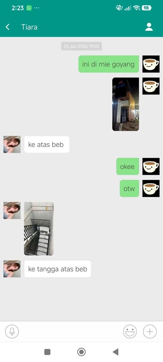 irenesaput's tweet photo. iseng download mich*t di hp suami, login pake email. dan ada chat ini. gw harus gmn? gw harus cari bukti apa? laki2 kalo cuma sekedar bukti kyk gini ga bakal mau ngaku. dan gw liat di wa ada kontak yg di blokir dinamain temen kantornya, tp pas gw cek di getcontact isinya nama cewek dan ada tag lont*. dan gw liat di log telfon wa emg ada bekas tlf di jam yg ga jauh dari jam di chat ini. jujur gw masih gemeteran skrg. tolong bgt gw gabisa mikir dgn bener
cc.muffinncake