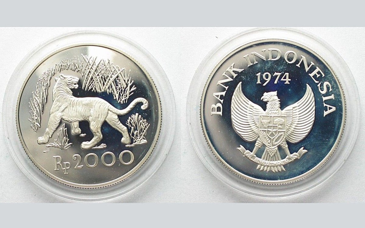tatap's tweet photo. Kita pernah ikut final piala dunia,
bukan timnas tapi.
hhehe.

Koin Indonesia yang pernah digunakan sebagai koin tos (coin toss) di pertandingan FIFA adalah koin pecahan Rp2.000 emisi 1974 bergambar Macan Jawa (Harimau Jawa). 

Ini terjadi pada final Piala Dunia FIFA 1974 di Stadion Olimpiade München, Jerman Barat, yang mempertemukan tuan rumah Jerman Barat vs Belanda (hasil akhir 2-1 untuk Jerman Barat). Wasit asal Inggris, Jack Taylor, memakai koin tersebut untuk mengundi tim mana yang mendapat bola pertama (kick-off). 

Hanya dibuat dalam jumlah sangat terbatas (beberapa sumber menyebut hanya tiga keping khusus), dan hasil penjualannya untuk membantu pelestarian satwa langka di Indonesia. 

Jack Taylor memilih koin ini karena desainnya menarik di kedua sisi dan beratnya pas untuk dilempar. Kapten Jerman Barat Franz Beckenbauer bahkan sempat penasaran dengan asal-usul koin tersebut setelah pertandingan. 
 
Ini menjadi momen bersejarah yang membanggakan bagi Indonesia, meskipun Timnas Indonesia tidak berpartisipasi di turnamen itu. Informasi ini juga tersedia di situs resmi Bank Indonesia.