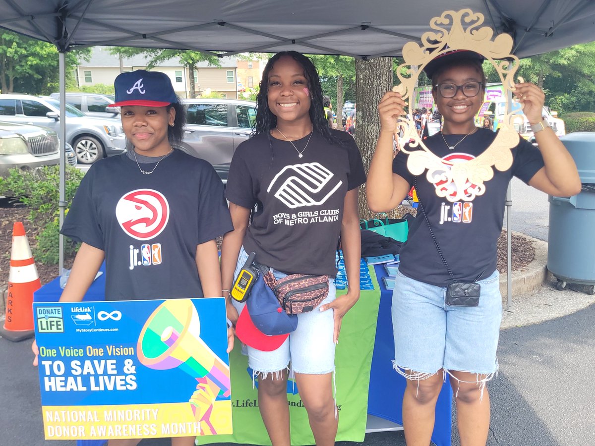 LifeLinkGA's tweet photo. MDEP hosted an educational table at the Day of Play event alongside our partners at the Michael Grant Boys &amp; Girls Club. The event allowed summer camp participants and their families an opportunity to share information about the importance of organ, eye and tissue donation. https://t.co/MU5Nu7WgkA