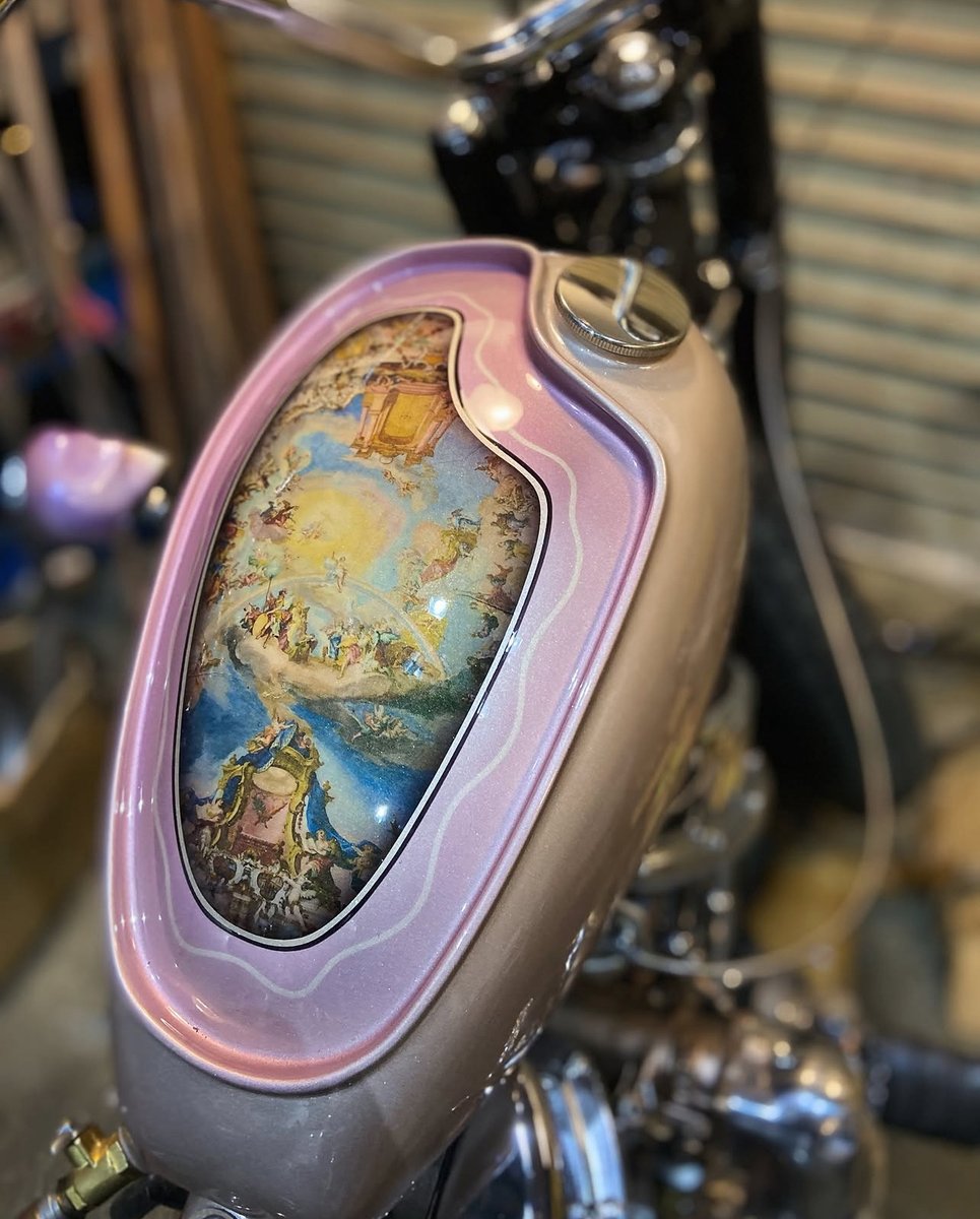 LowbrowCustoms's tweet photo. Tank Art Tuesday with @__yoppii Love the molding and the colors... Classy #choppershit #tankarttuesday #chopperpaint #harley #chopshit https://t.co/XK5cuaIbHv