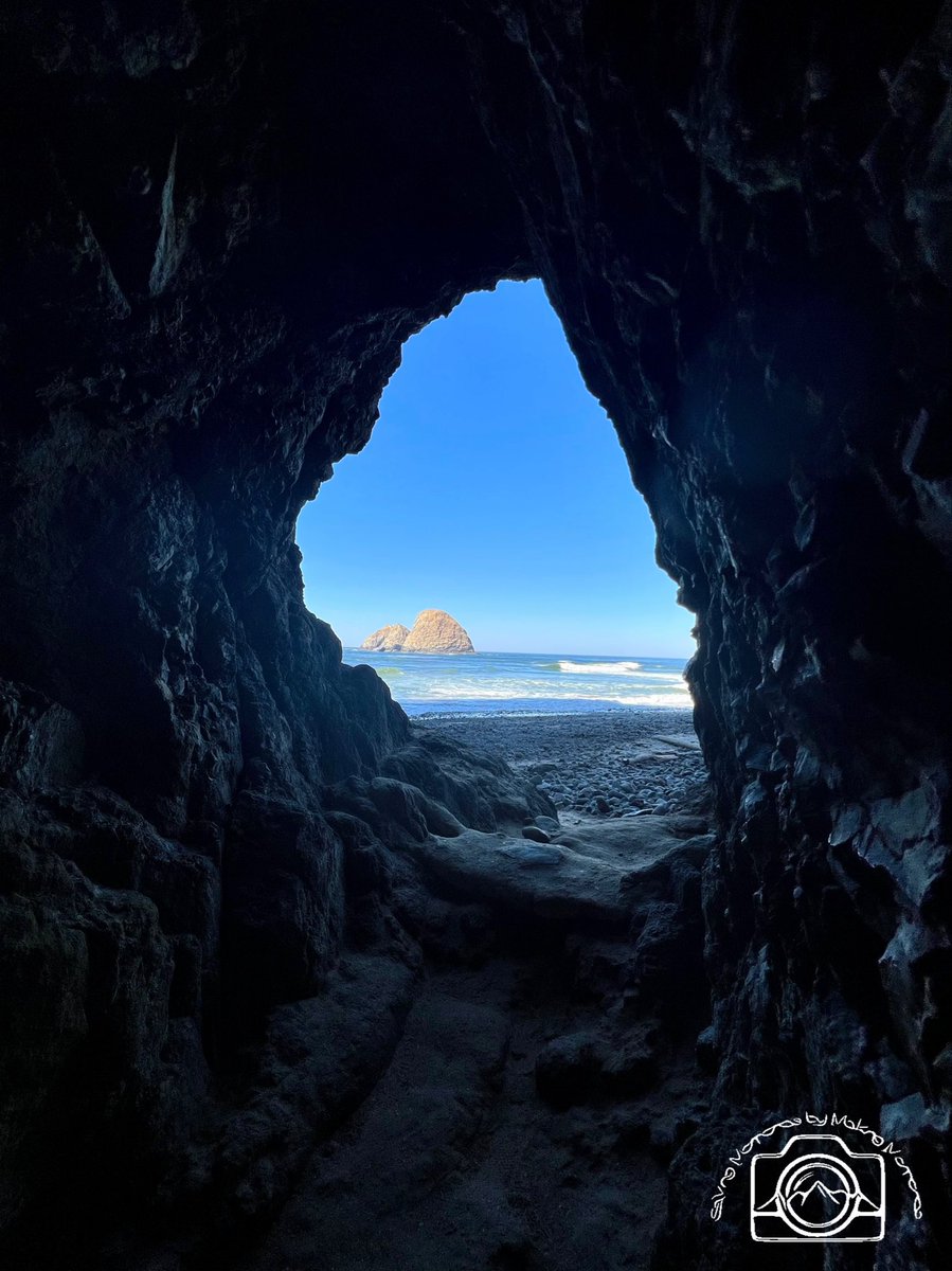 erinmdorffette's tweet photo. Subject of the day: Things That Are Blue
Let’s see your blue images. Show me your blue images!
Hell's Mouthing Portugal, Aerial shot of Winter Park, and the tunnel to Tunnel Beach in Oregon
#blue #bluephotography #travelphotography #nature #tunnels https://t.co/eM0rcurZes