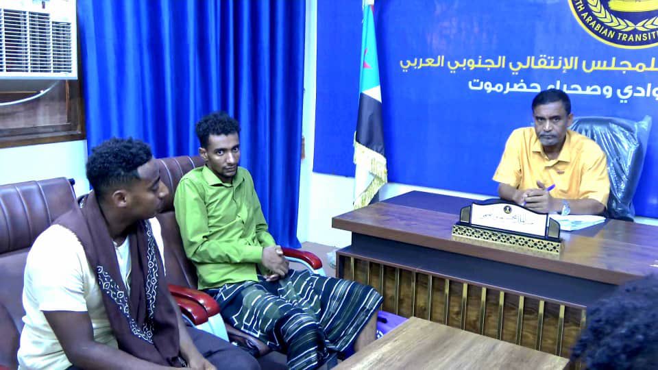 STC_Wadi_HD's tweet photo. التميمي يلتقي بعدد من شباب #سيئون ويؤكد أهمية دورهم في مسيرة استعادة دولة #الجنوب العربي.

سيئون – إدارة الإعلام والثقافة بالهيئة التنفيذية المساعدة للمجلس الانتقالي الجنوبي العربي لشؤون مديريات وادي وصحراء حضرموت

التقى الأستاذ عبدالملك محسن التميمي، عضو هيئة رئاسة المجلس الانتقالي الجنوبي العربي، رئيس الهيئة التنفيذية المساعدة للمجلس الانتقالي الجنوبي العربي لشؤون مديريات وادي وصحراء حضرموت، اليوم الثلاثاء، بمقر الهيئة التنفيذية المساعدة، بعدد من شباب مديرية سيئون، في لقاء ناقش عدداً من القضايا والموضوعات المتعلقة بدور الشباب في المرحلة الراهنة.

ورحب التميمي في مستهل اللقاء بالشباب، معبراً عن سعادته بهذه الزيارة التي تعكس روح المسؤولية والوعي الوطني لديهم، مؤكداً أن الشباب يمثلون القوة الحقيقية للمجتمع والركيزة الأساسية في مسيرة النضال الوطني، وأن المجلس الانتقالي الجنوبي العربي يولي شريحة الشباب اهتماماً كبيراً ويحرص على تمكينهم وإسنادهم في مختلف المجالات السياسية والتنظيمية والثقافية والاجتماعية.

وأشاد التميمي بما يقدمه شباب وادي وصحراء حضرموت من تضحيات ومواقف وطنية ثابتة في سبيل استعادة دولة الجنوب العربي، مشيراً إلى أن المرحلة الحالية تتطلب المزيد من الوعي والتكاتف، وتعزيز حضور الشباب في مختلف الأنشطة والفعاليات الوطنية، بما يسهم في تحقيق تطلعات شعب الجنوب العربي .

كما استمع التميمي من الشباب إلى أبرز احتياجاتهم وتطلعاتهم خلال المرحلة الراهنة، حيث أكدوا استعدادهم الكامل للوقوف إلى جانب قيادة المجلس الانتقالي الجنوبي العربي في وادي وصحراء حضرموت، والمشاركة الفاعلة في برامج التصعيد السلمي، والانخراط في مختلف المجالات والأنشطة التي تخدم القضية الجنوبية وتعزز من العمل الوطني المشترك.

وتطرق اللقاء إلى أهمية توحيد الصفوف ورص الكلمة الجنوبية، وتعزيز الاصطفاف الوطني لمواجهة ورفض كافة أشكال الوصاية الخارجية، بما يحفظ القرار الجنوبي المستقل ويخدم تطلعات أبناء الجنوب العربي في استعادة دولتهم كاملة السيادة.

وفي ختام اللقاء، كرّم شباب مديرية سيئون الأستاذ عبدالملك التميمي بدرع الوفاء، تقديراً لجهوده الوطنية المخلصة وعطائه المتواصل، وبمناسبة نيله ثقة القيادة السياسية للمجلس الانتقالي الجنوبي العربي، مؤكدين اعتزازهم بما يقدمه من جهود في خدمة قضية شعب الجنوب وتعزيز العمل الوطني في وادي وصحراء حضرموت.

صفحتنا على تويتر "الهيئة التنفيذية المساعدة للمجلس الانتقالي الجنوبي لشؤون مديريات وادي وصحراء حضرموت "
https://t.co/7Zflio35Ru

صفحتنا على الفيس بوك " الهيئة التنفيذية المساعدة للمجلس الانتقالي لشؤون مديريات وادي وصحراء حضرموت "
https://t.co/4lvsW9P92t