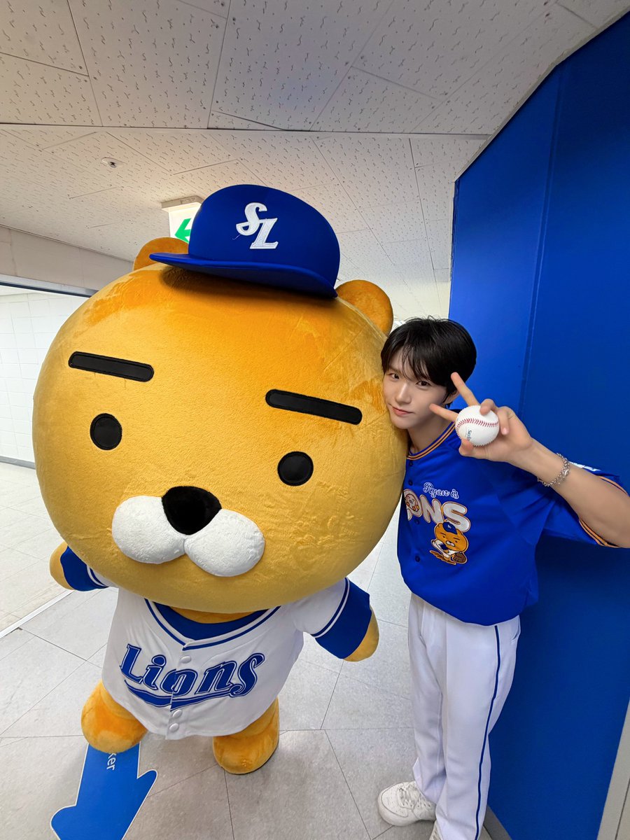 ade05y's tweet photo. ㉻㉻ 시구 비하인드 사진 개좋음 https://t.co/5le0I5iAJO