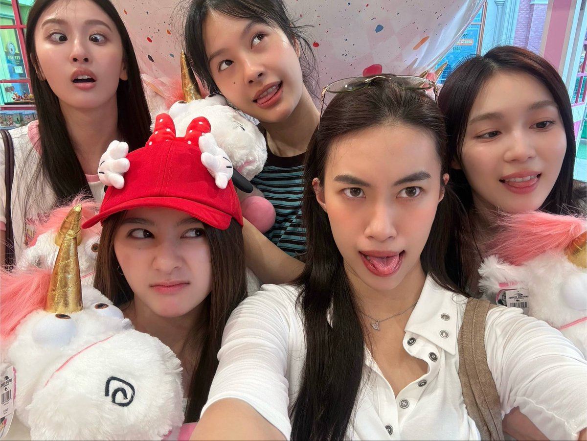 viewjanclub's tweet photo. it’s pjang and her kids 🥹🤏🏻🤏🏻🤏🏻🤏🏻

#ViewMim #MilkLove https://t.co/689umspTE7
